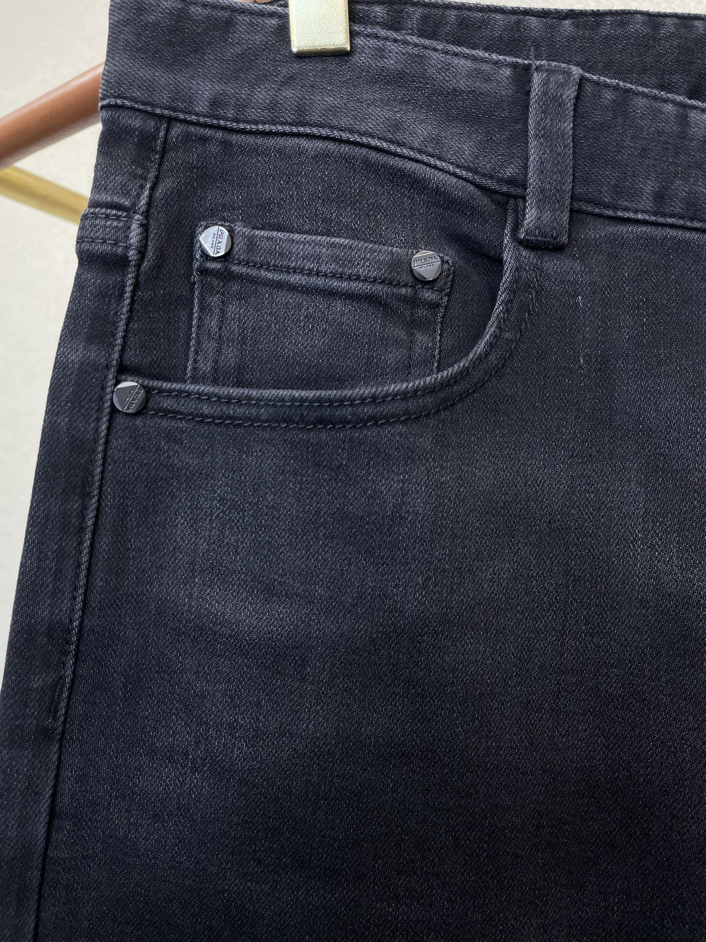 Prada普拉达💥砸锅卖铁都要上的新款新款休闲牛仔裤👖高端版本 专柜定制面料 透气舒适度高，细节无可挑剔，品牌元素设计理