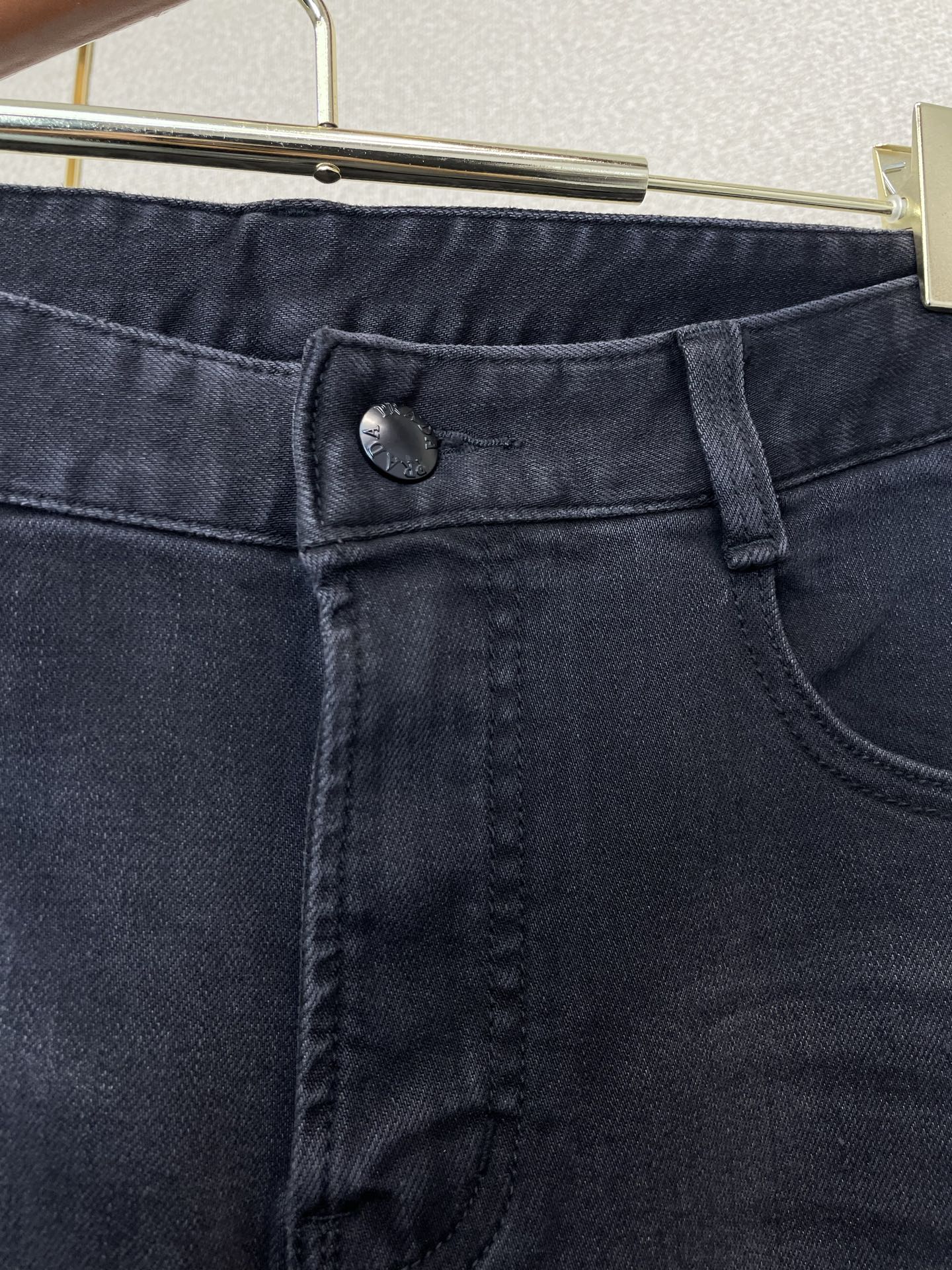 Prada普拉达💥砸锅卖铁都要上的新款新款休闲牛仔裤👖高端版本 专柜定制面料 透气舒适度高，细节无可挑剔，品牌元素设计理