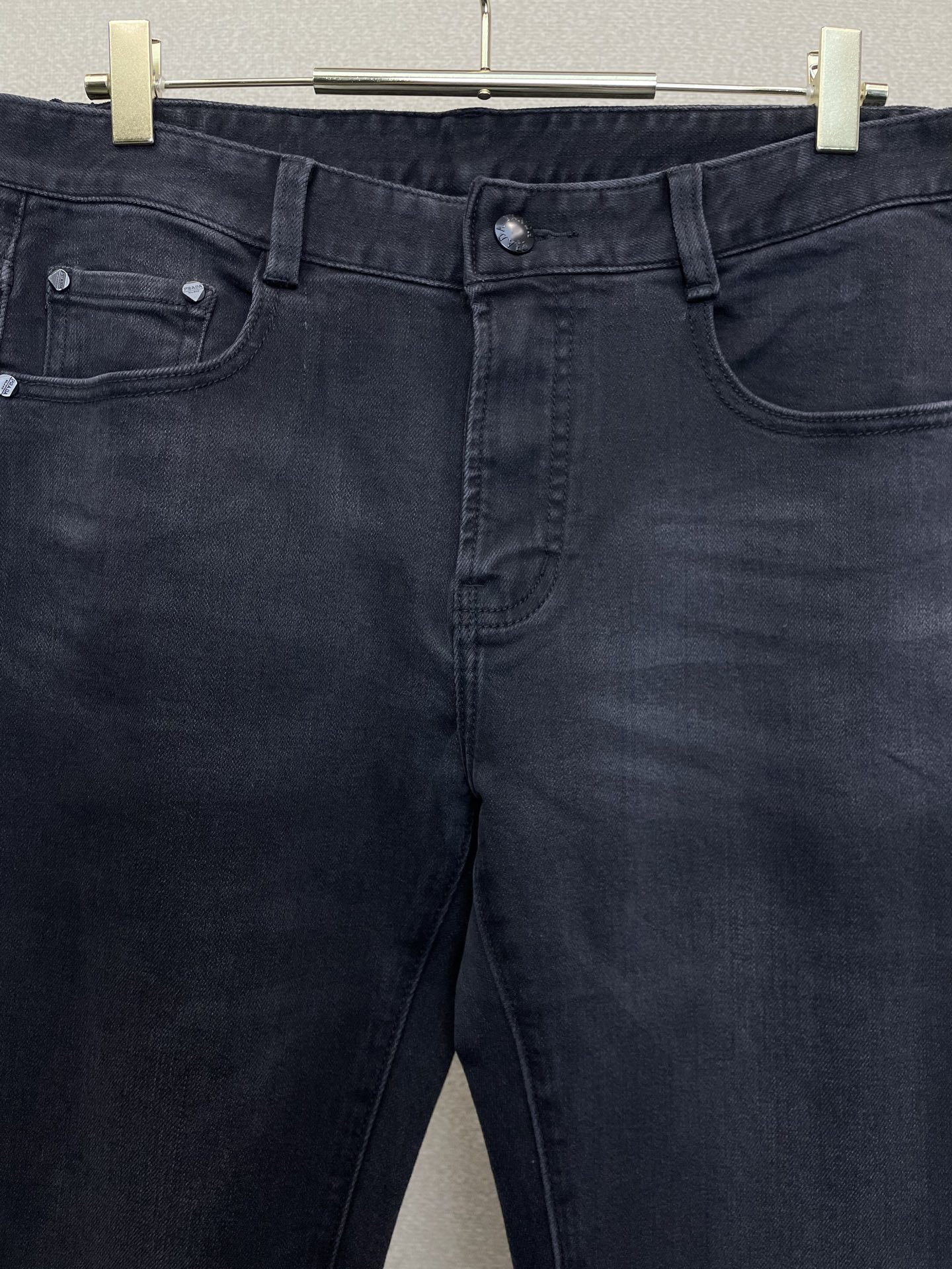 Prada普拉达💥砸锅卖铁都要上的新款新款休闲牛仔裤👖高端版本 专柜定制面料 透气舒适度高，细节无可挑剔，品牌元素设计理