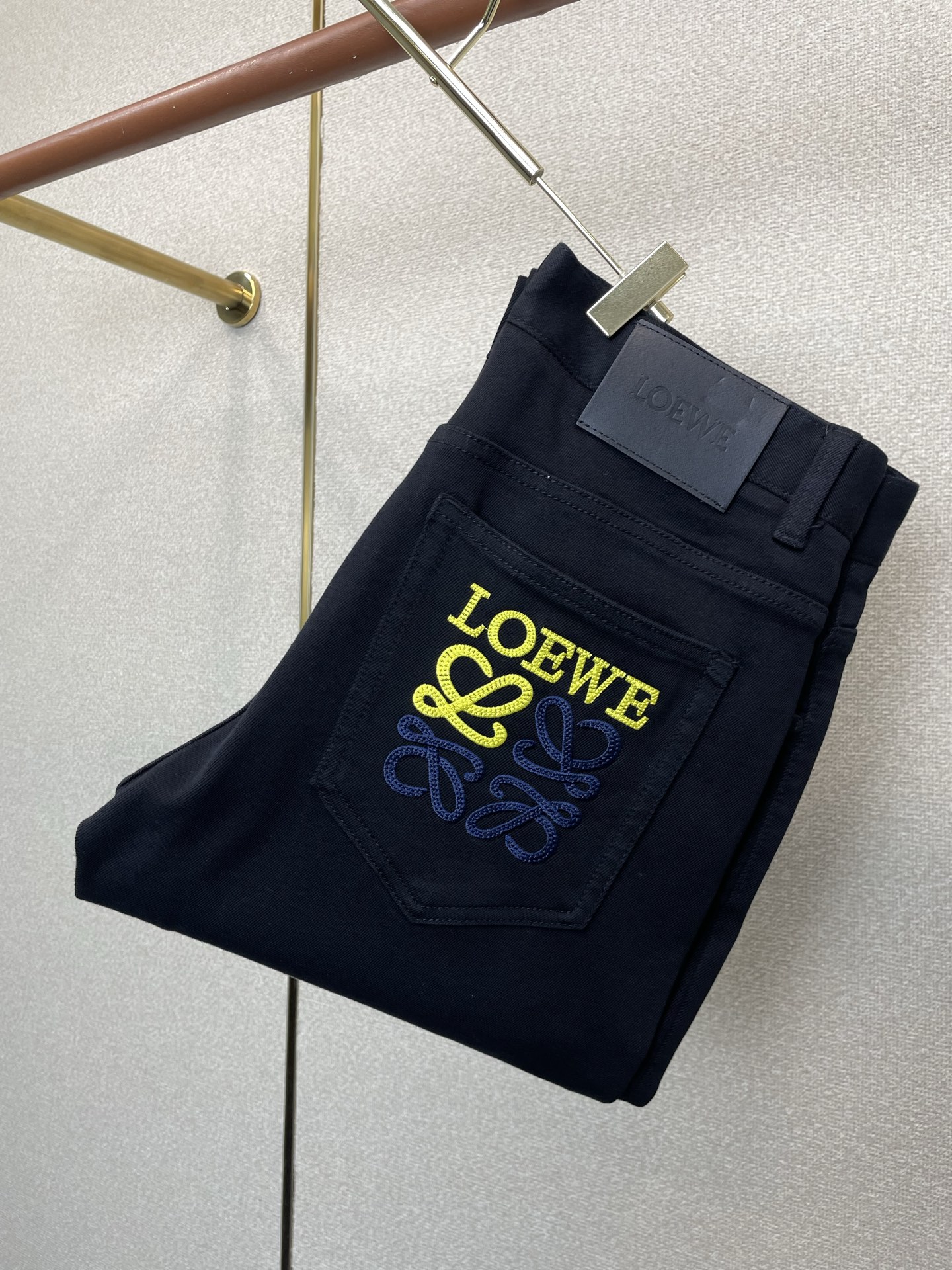 LOEWE罗意威💥砸锅卖铁都要上的新款新款休闲牛仔裤👖高端版本 专柜定制面料 透气舒适度高，细节无可挑剔，品牌元素设计理