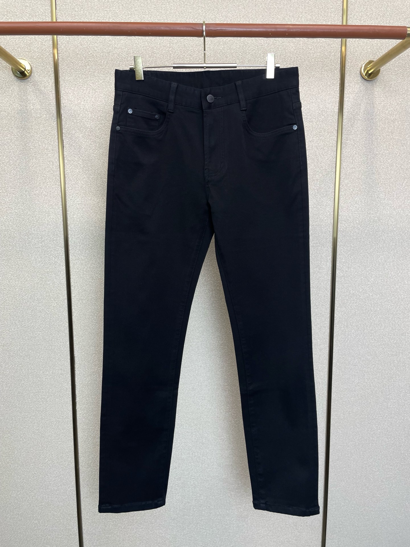 LOEWE罗意威💥砸锅卖铁都要上的新款新款休闲牛仔裤👖高端版本 专柜定制面料 透气舒适度高，细节无可挑剔，品牌元素设计理