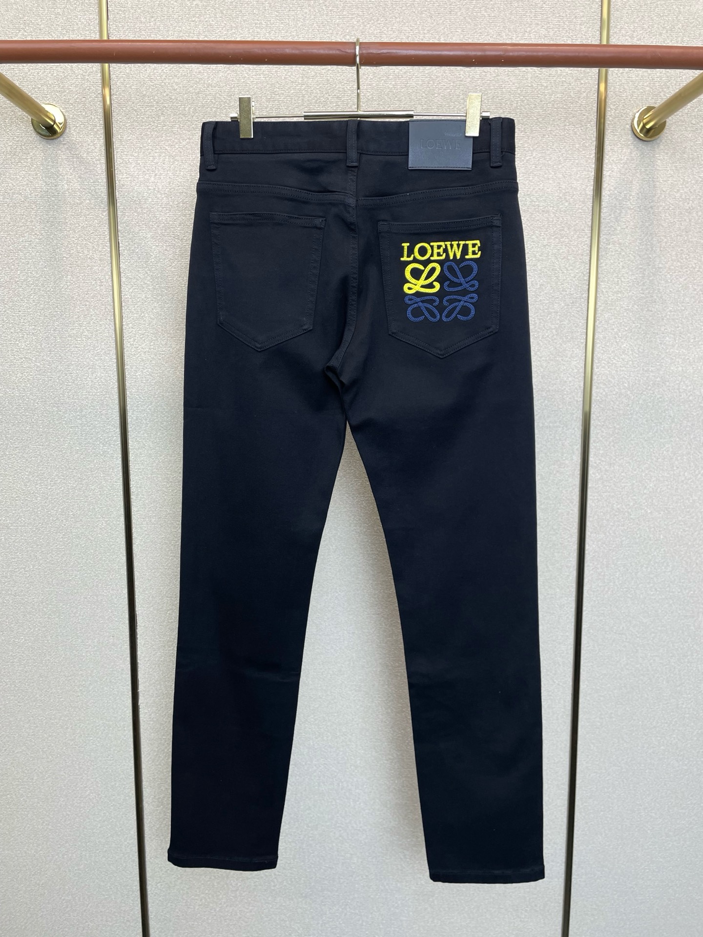 LOEWE罗意威💥砸锅卖铁都要上的新款新款休闲牛仔裤👖高端版本 专柜定制面料 透气舒适度高，细节无可挑剔，品牌元素设计理