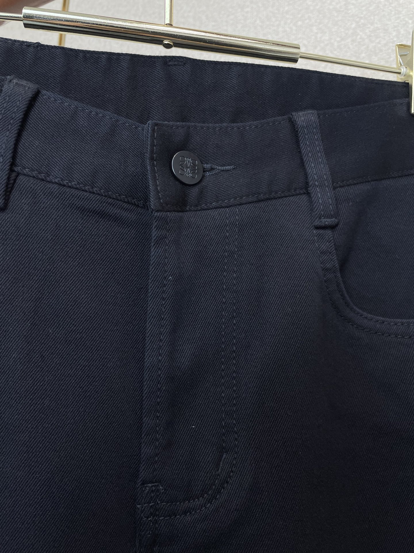 LOEWE罗意威💥砸锅卖铁都要上的新款新款休闲牛仔裤👖高端版本 专柜定制面料 透气舒适度高，细节无可挑剔，品牌元素设计理