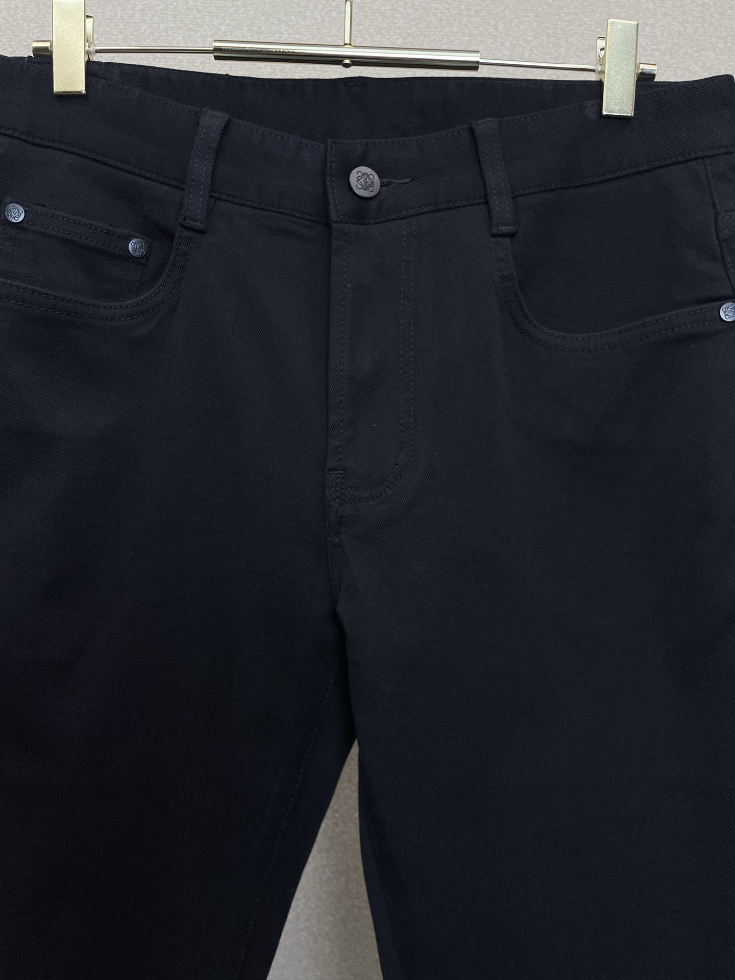 LOEWE罗意威💥砸锅卖铁都要上的新款新款休闲牛仔裤👖高端版本 专柜定制面料 透气舒适度高，细节无可挑剔，品牌元素设计理