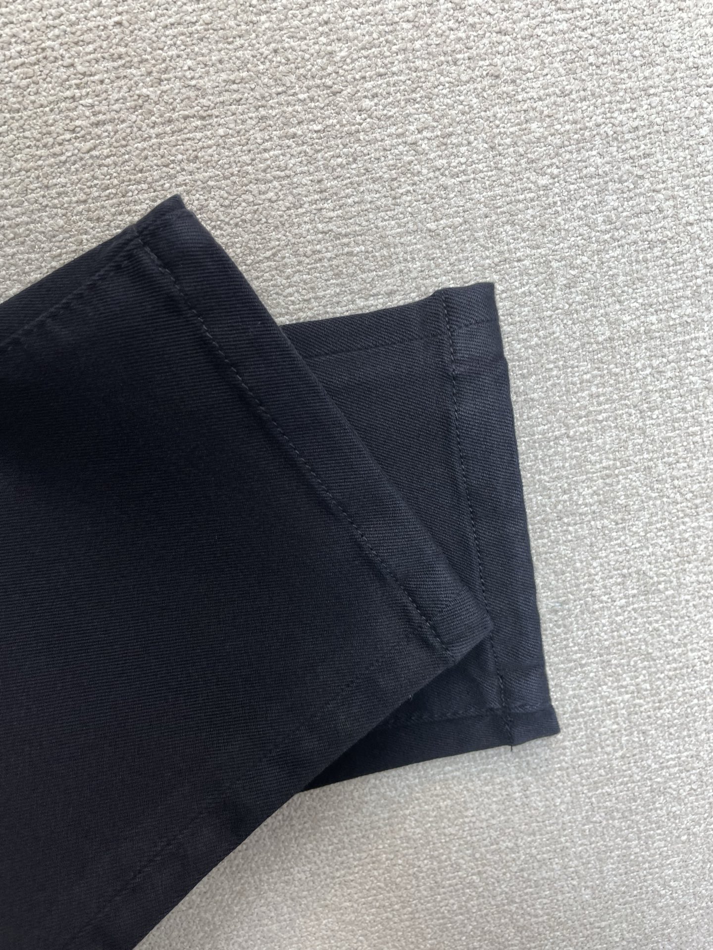 LOEWE罗意威💥砸锅卖铁都要上的新款新款休闲牛仔裤👖高端版本 专柜定制面料 透气舒适度高，细节无可挑剔，品牌元素设计理