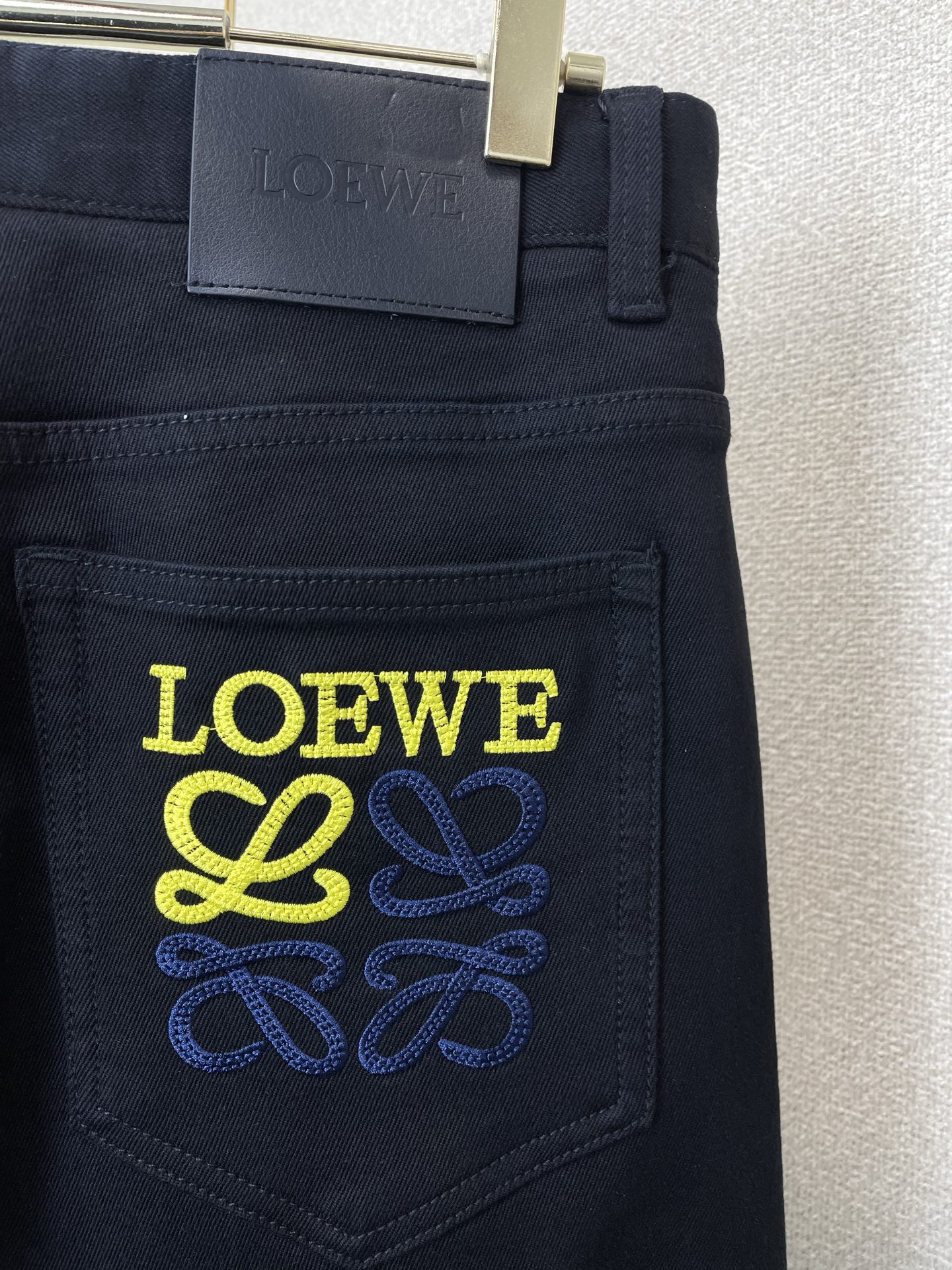 LOEWE罗意威💥砸锅卖铁都要上的新款新款休闲牛仔裤👖高端版本 专柜定制面料 透气舒适度高，细节无可挑剔，品牌元素设计理