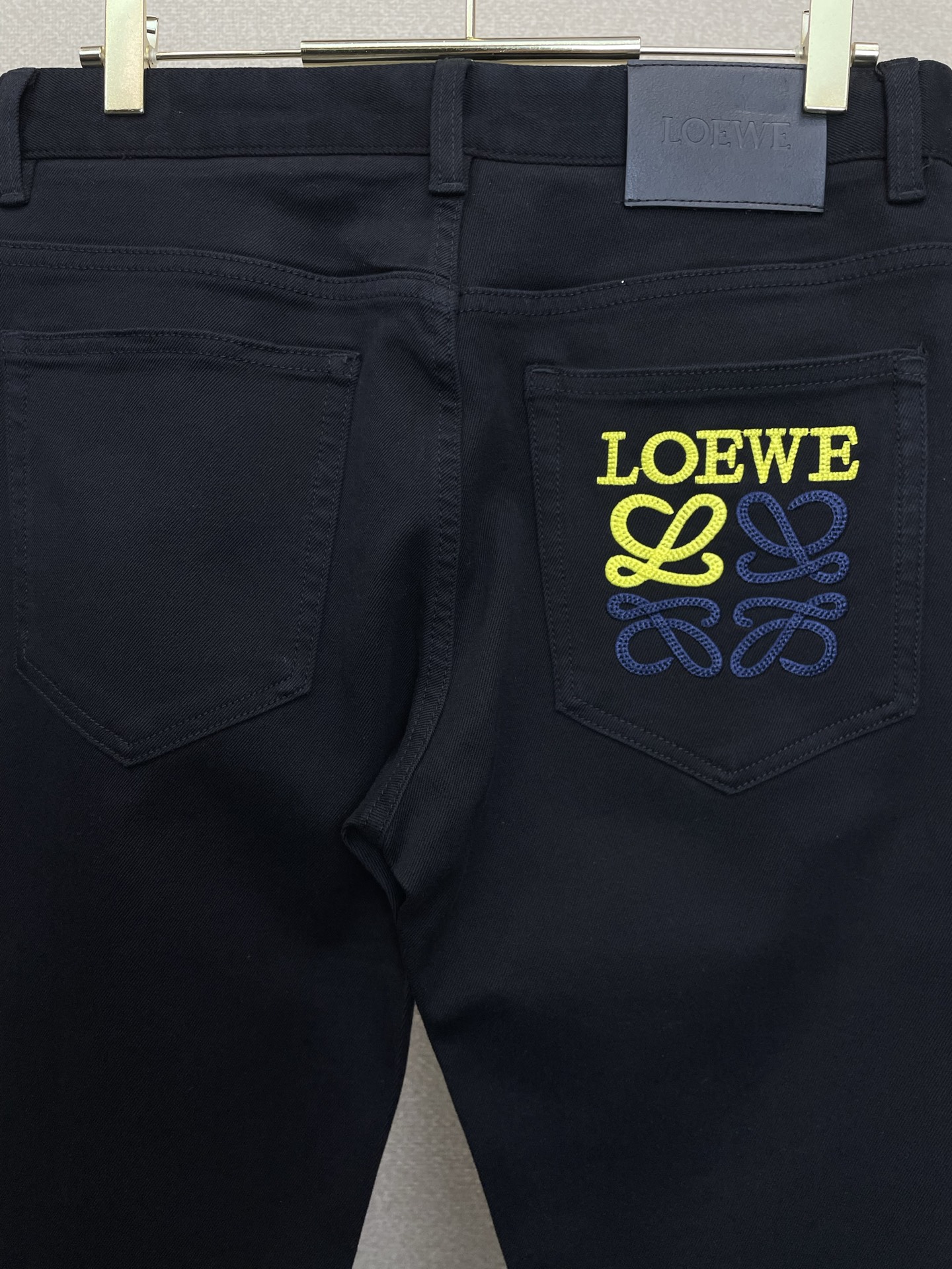 LOEWE罗意威💥砸锅卖铁都要上的新款新款休闲牛仔裤👖高端版本 专柜定制面料 透气舒适度高，细节无可挑剔，品牌元素设计理