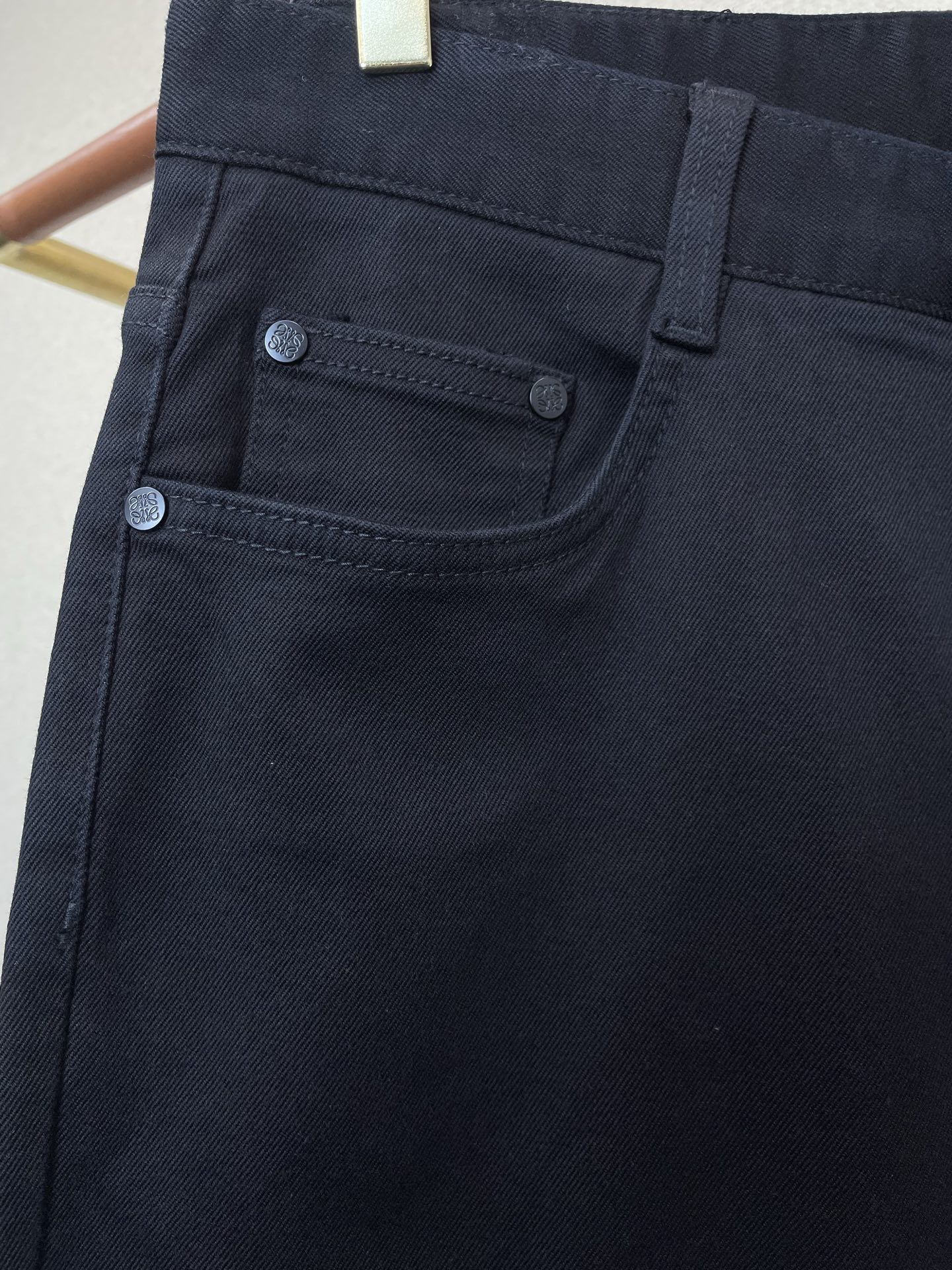 LOEWE罗意威💥砸锅卖铁都要上的新款新款休闲牛仔裤👖高端版本 专柜定制面料 透气舒适度高，细节无可挑剔，品牌元素设计理