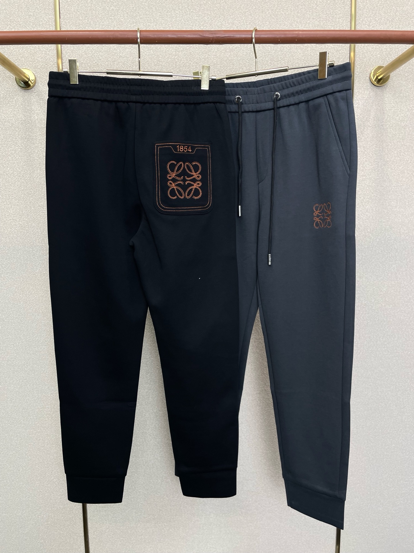 LOEWE罗意威💥独家专供新款休闲裤 螺纹收口休闲裤 高端版本！专柜定制面料 透气舒适度高，细节无可挑剔，品牌元素设计理