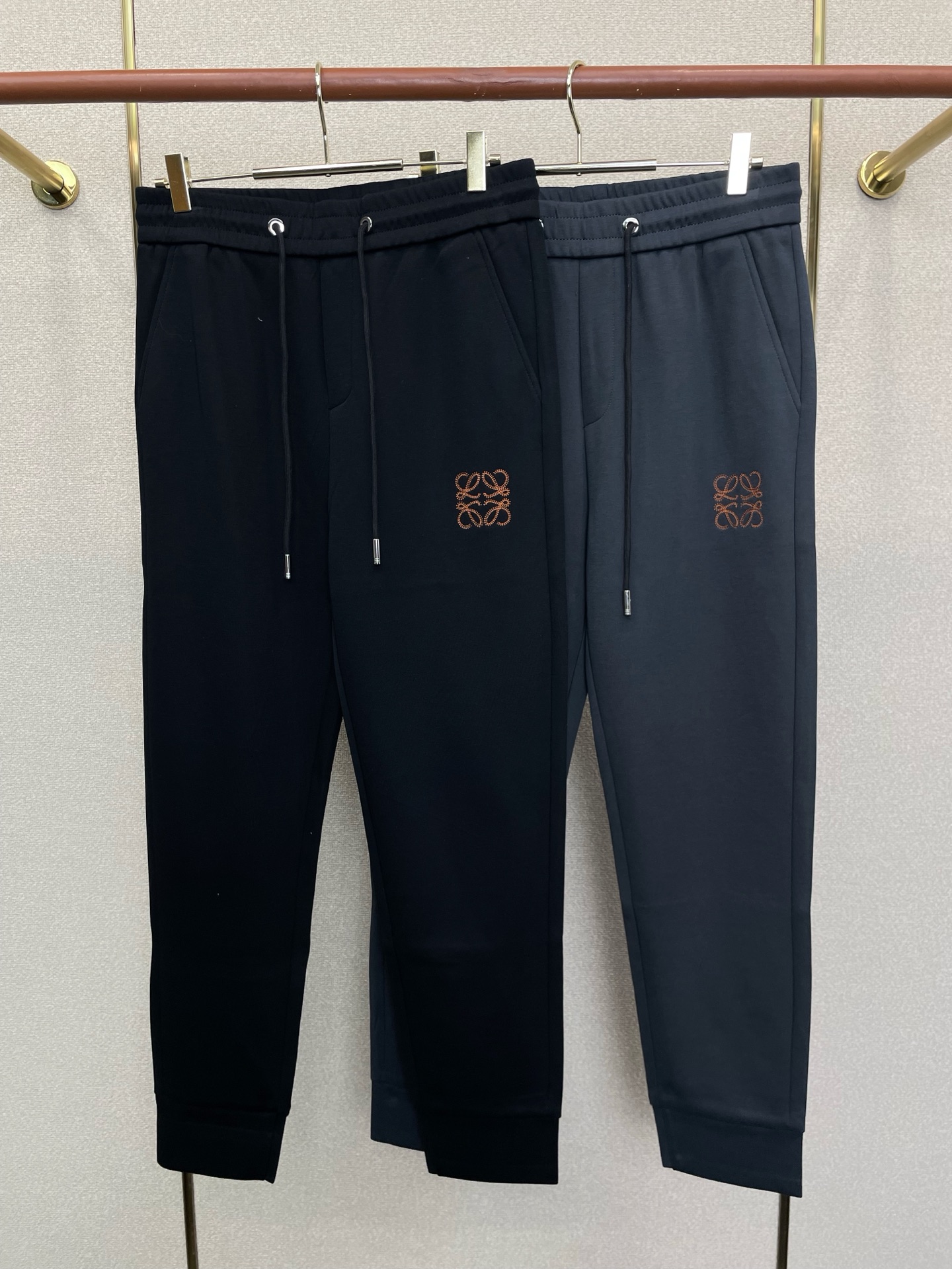 LOEWE罗意威💥独家专供新款休闲裤 螺纹收口休闲裤 高端版本！专柜定制面料 透气舒适度高，细节无可挑剔，品牌元素设计理