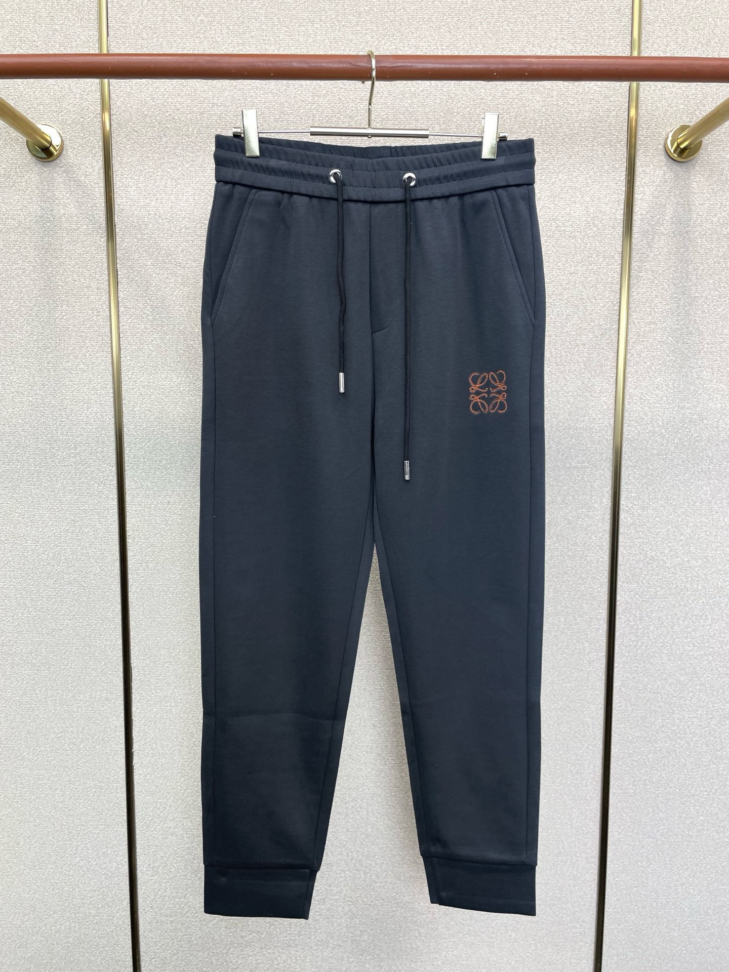 LOEWE罗意威💥独家专供新款休闲裤 螺纹收口休闲裤 高端版本！专柜定制面料 透气舒适度高，细节无可挑剔，品牌元素设计理