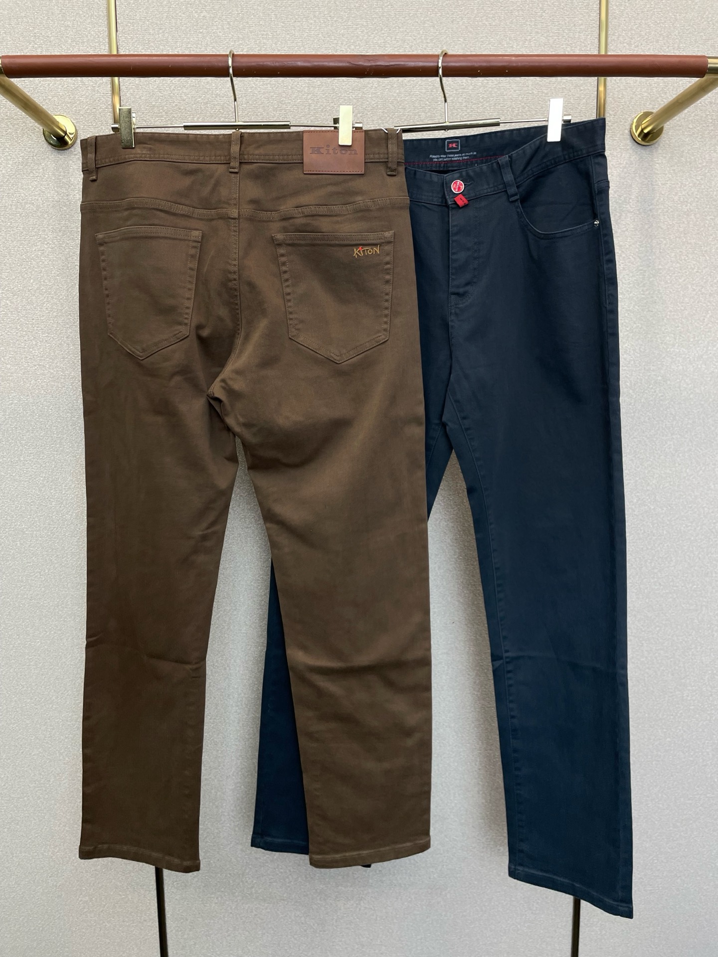 KITON💥独家专供新款休闲裤 高端版本！专柜定制面料 透气舒适度高，细节无可挑剔，品牌元素设计理念，体现高品质。手感细