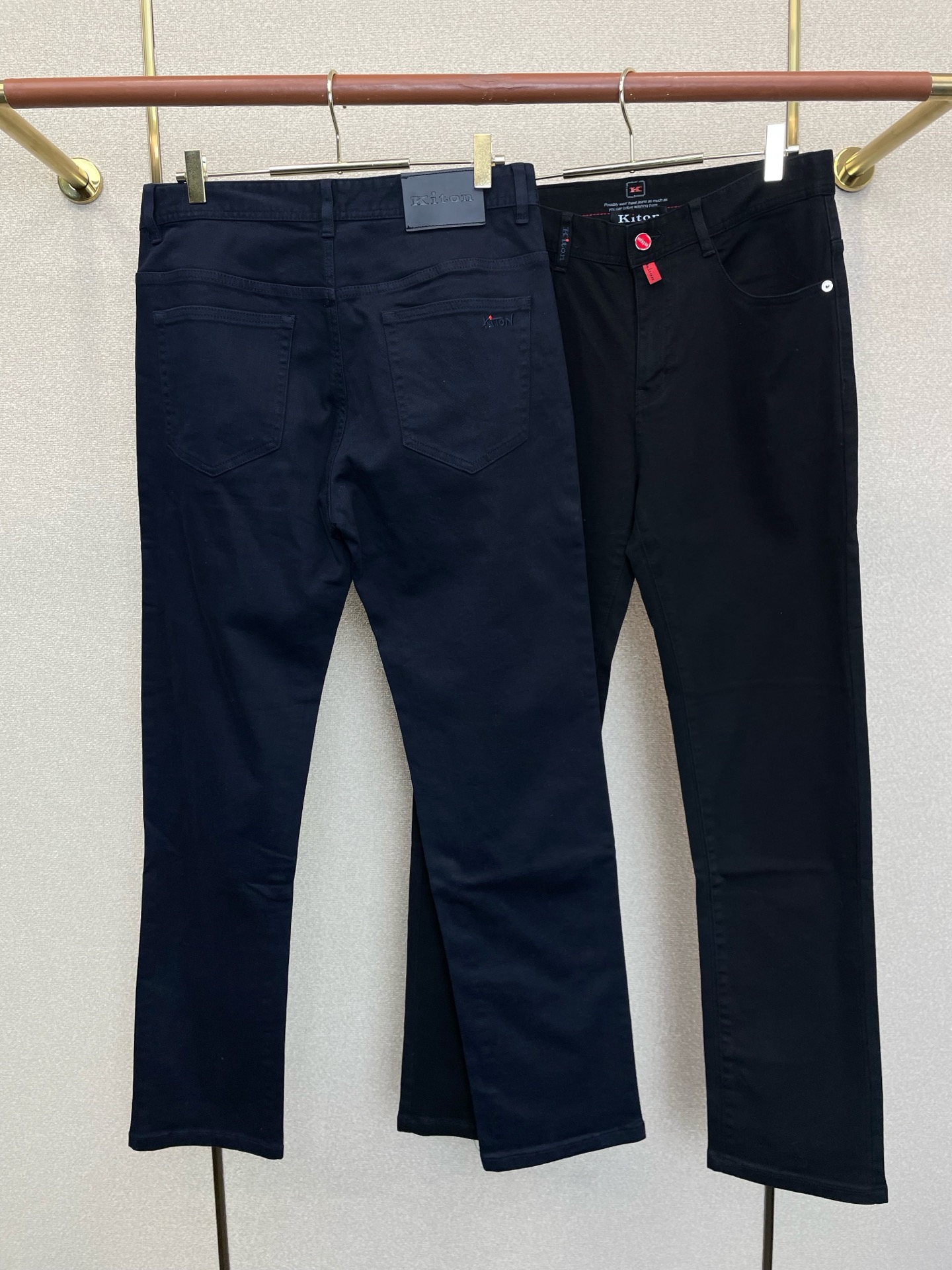 KITON💥独家专供新款休闲裤 高端版本！专柜定制面料 透气舒适度高，细节无可挑剔，品牌元素设计理念，体现高品质。手感细