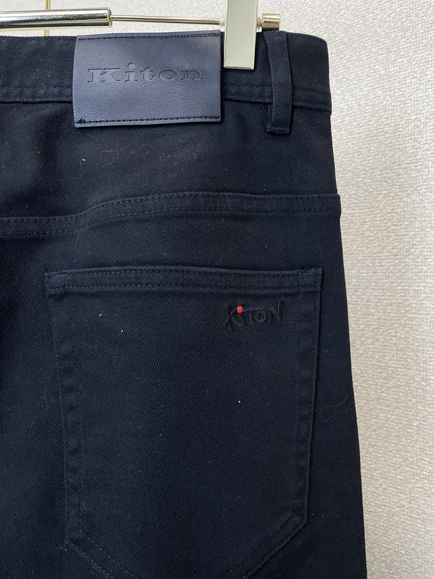 KITON💥独家专供新款休闲裤 高端版本！专柜定制面料 透气舒适度高，细节无可挑剔，品牌元素设计理念，体现高品质。手感细