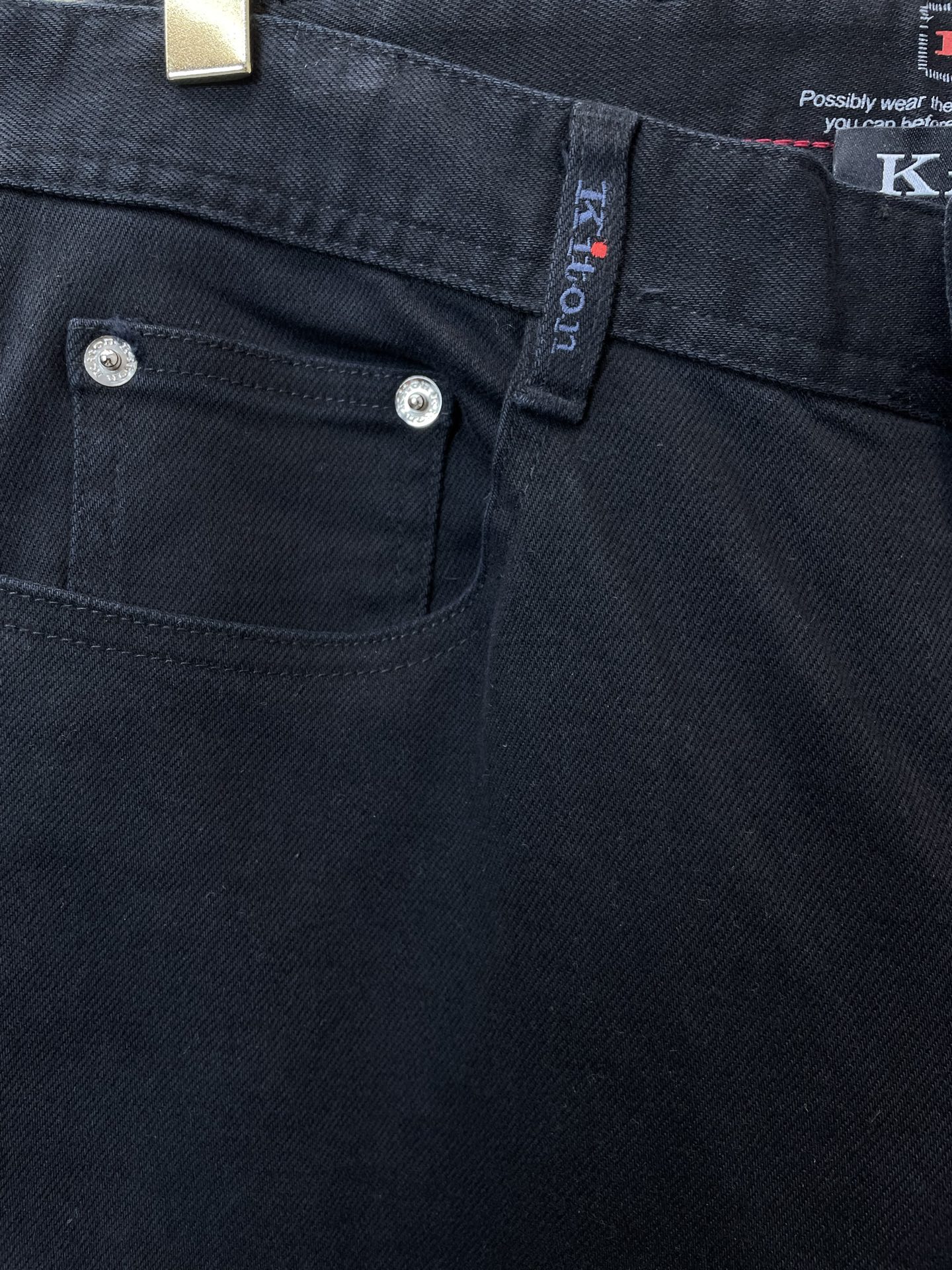KITON💥独家专供新款休闲裤 高端版本！专柜定制面料 透气舒适度高，细节无可挑剔，品牌元素设计理念，体现高品质。手感细