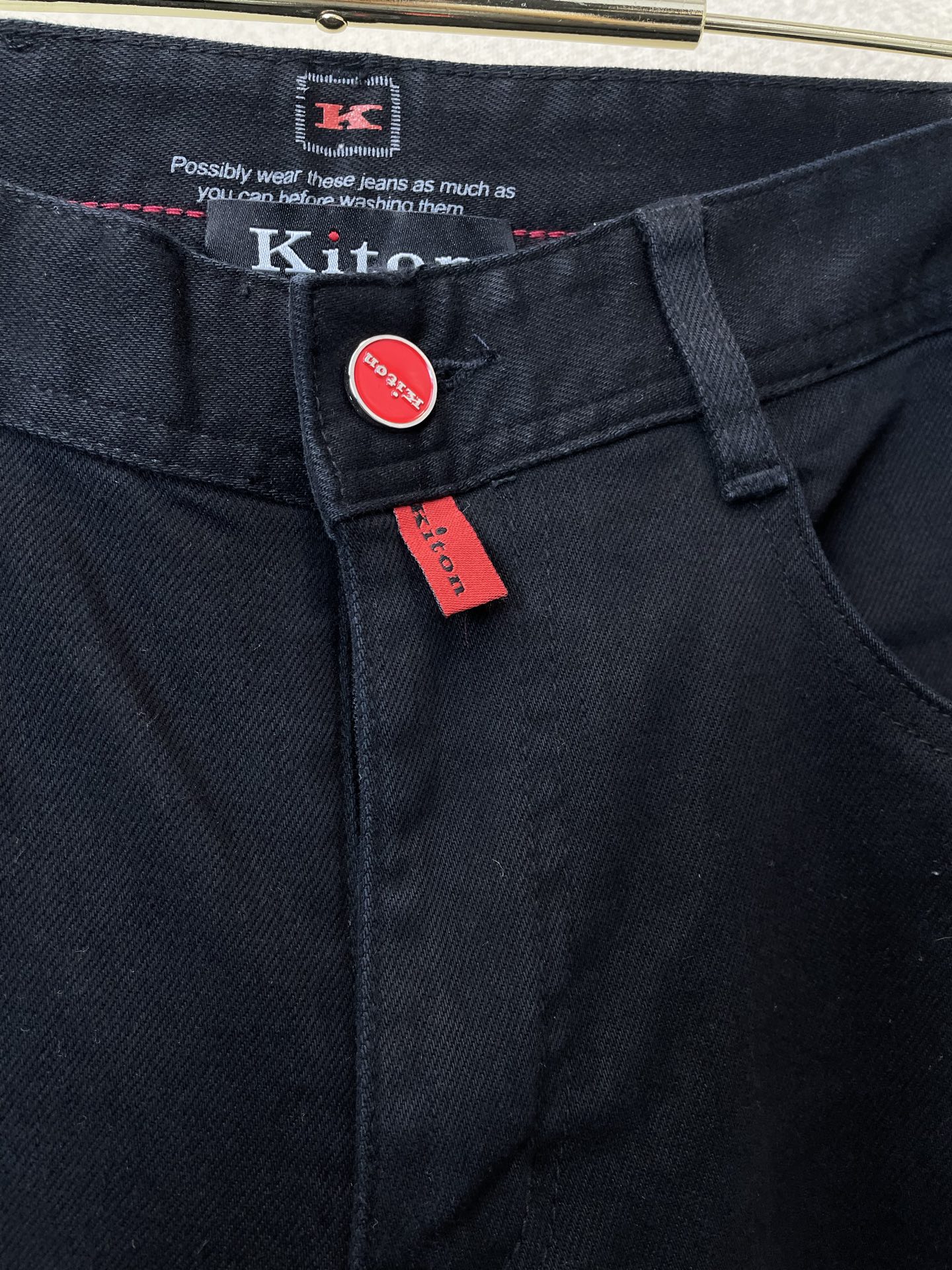 KITON💥独家专供新款休闲裤 高端版本！专柜定制面料 透气舒适度高，细节无可挑剔，品牌元素设计理念，体现高品质。手感细