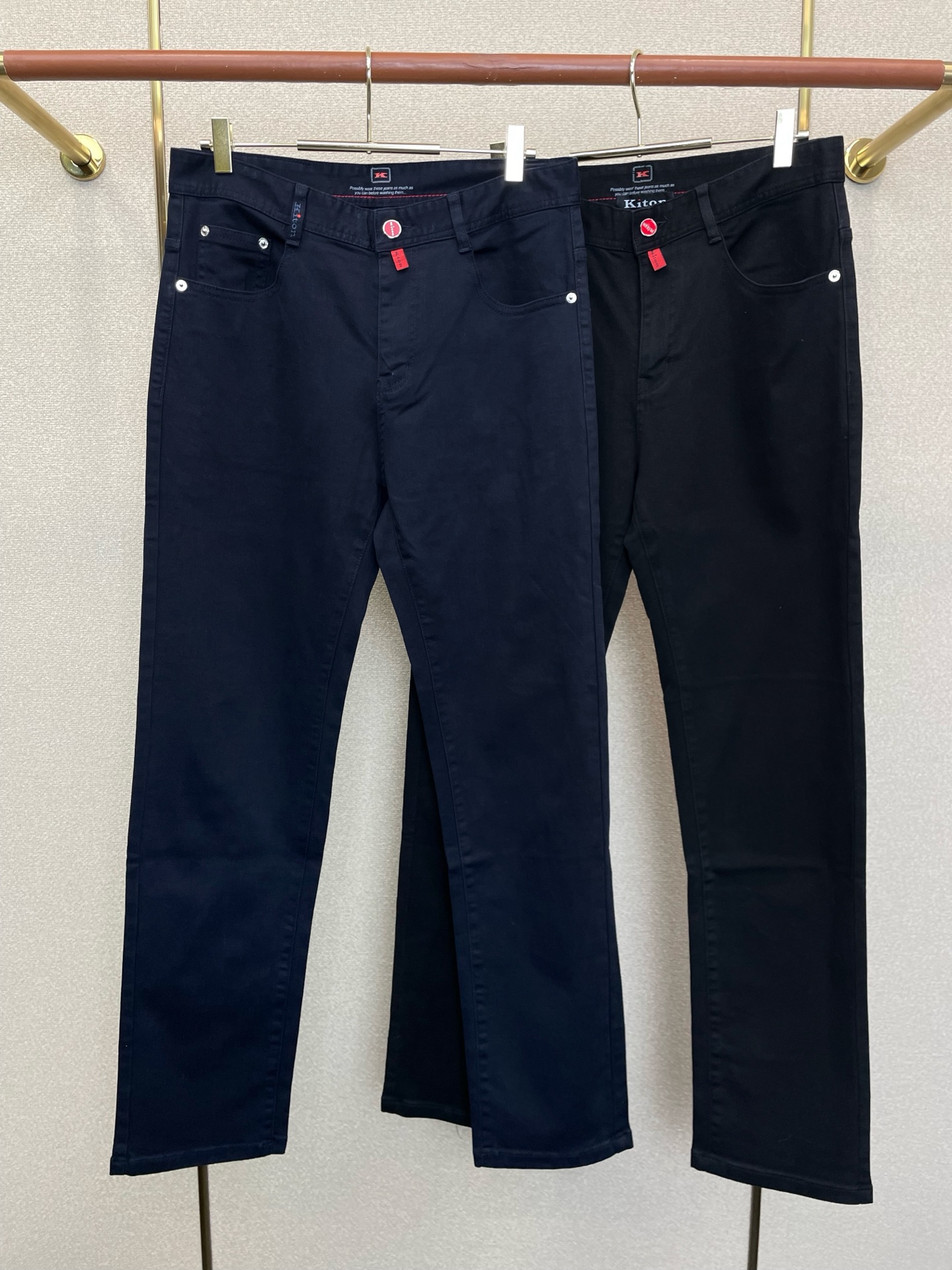 KITON💥独家专供新款休闲裤 高端版本！专柜定制面料 透气舒适度高，细节无可挑剔，品牌元素设计理念，体现高品质。手感细
