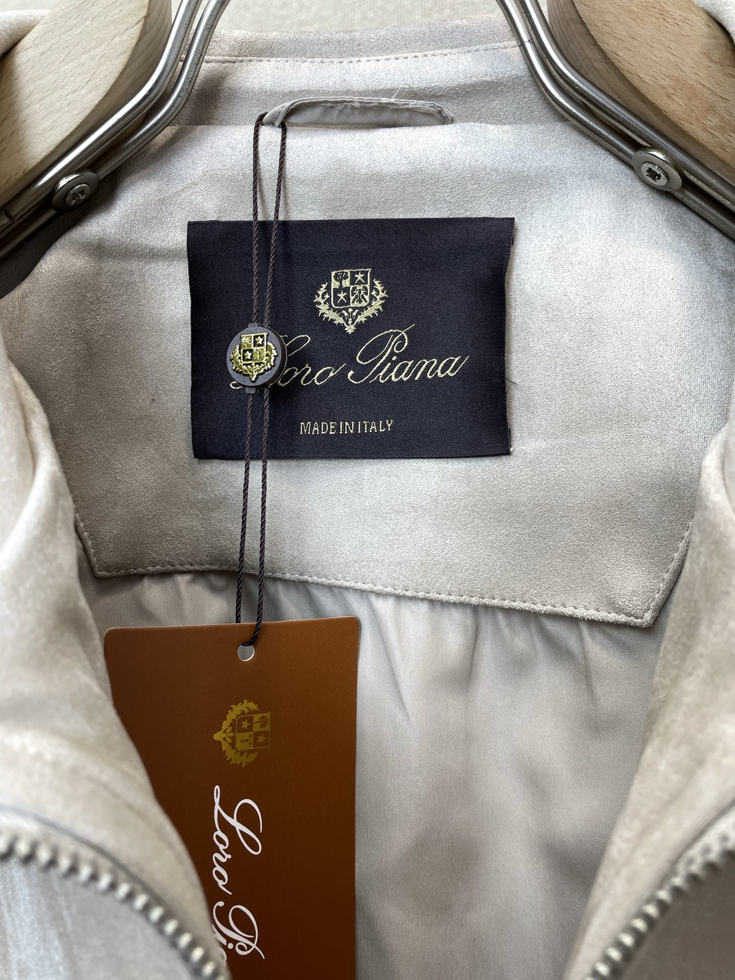 Loro Piana-Loro Piana诺悠翩雅💥独家专供新款麂皮夹克 贸易公司渠道稀出，降温天气必备的保暖单品，不论