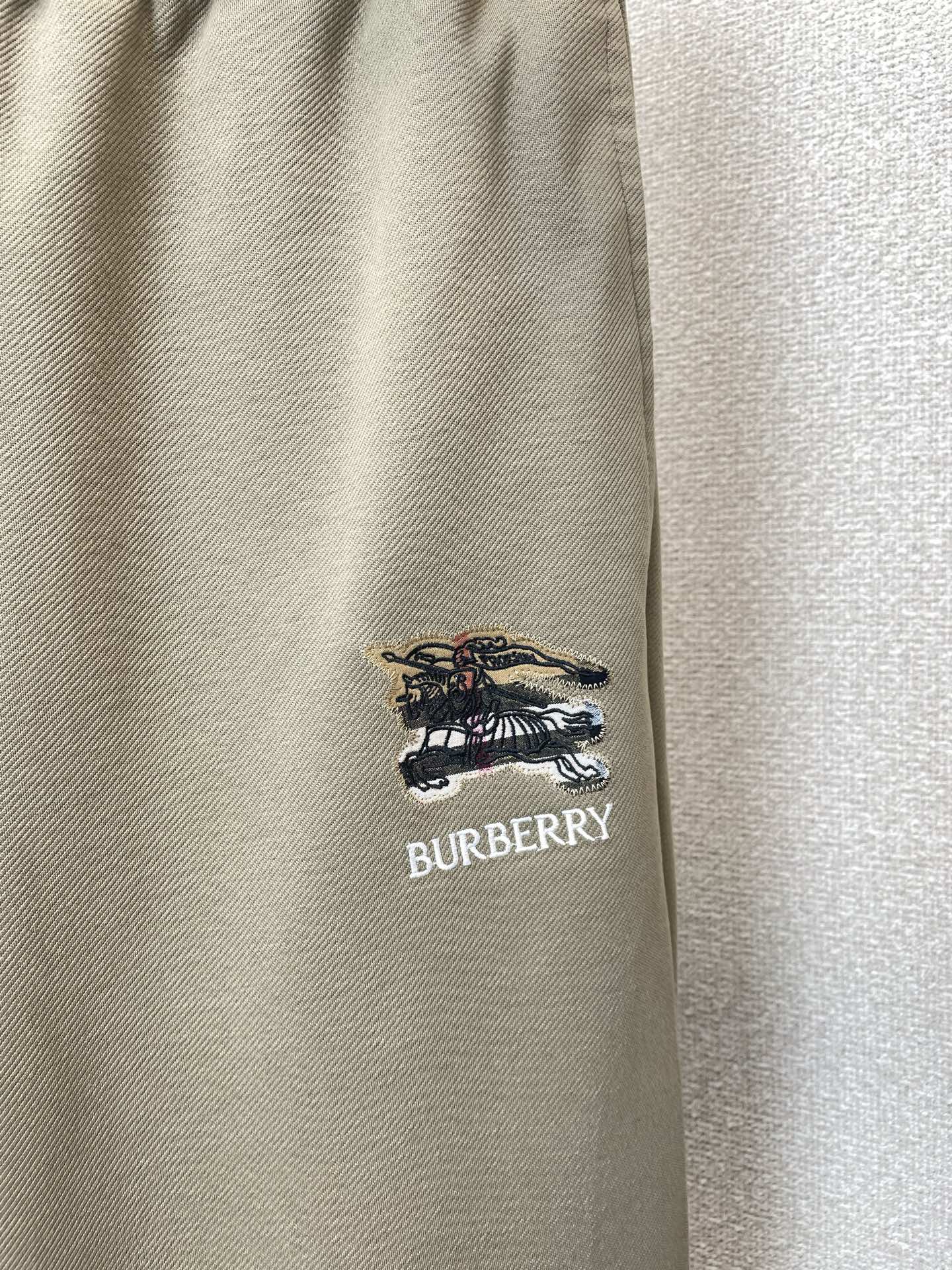 Burberry巴宝莉💥独家专供新款休闲裤 高端版本！专柜定制面料 透气舒适度高，细节无可挑剔。品牌元素设计理念，体现高