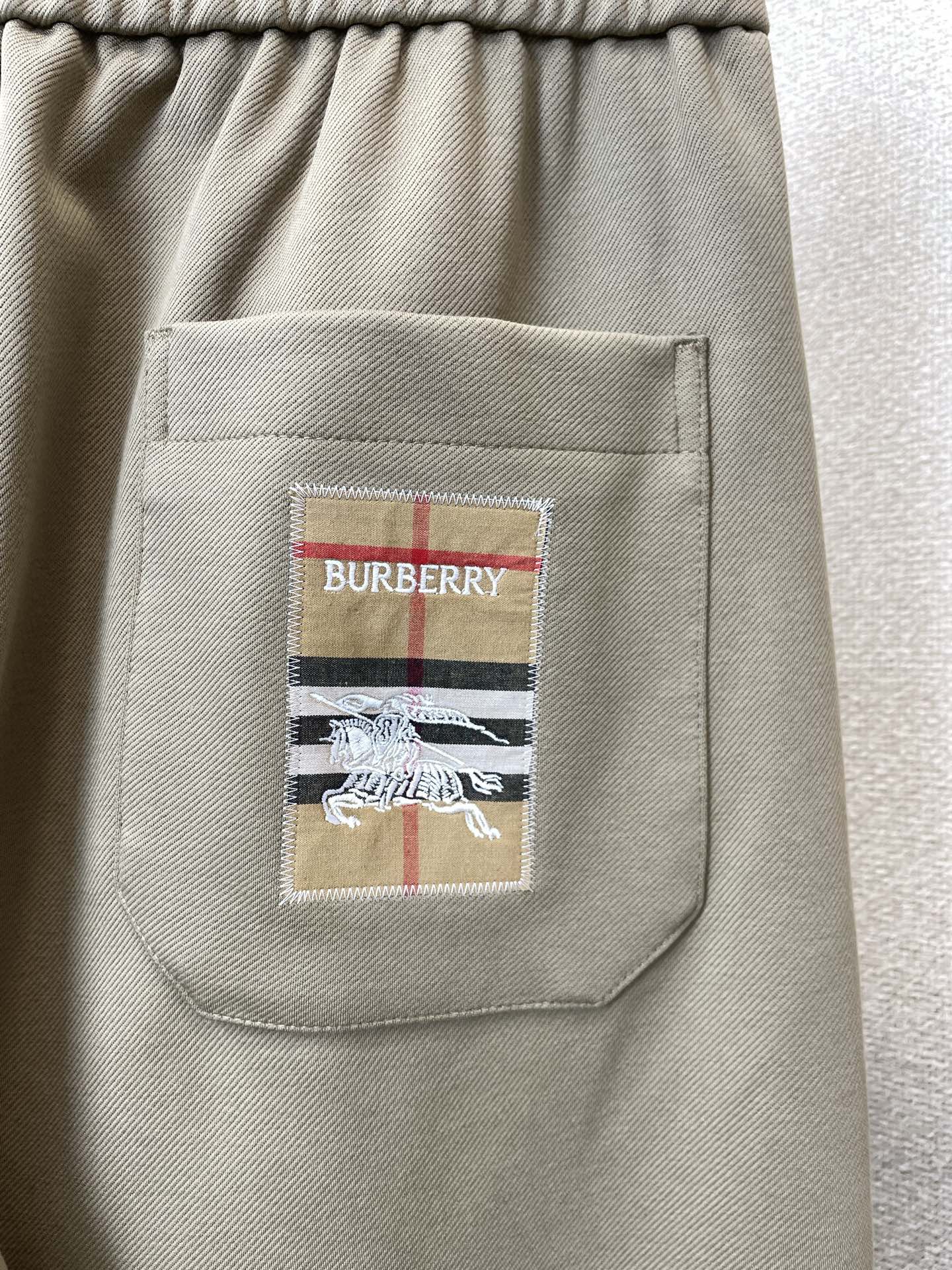 Burberry巴宝莉💥独家专供新款休闲裤 高端版本！专柜定制面料 透气舒适度高，细节无可挑剔。品牌元素设计理念，体现高
