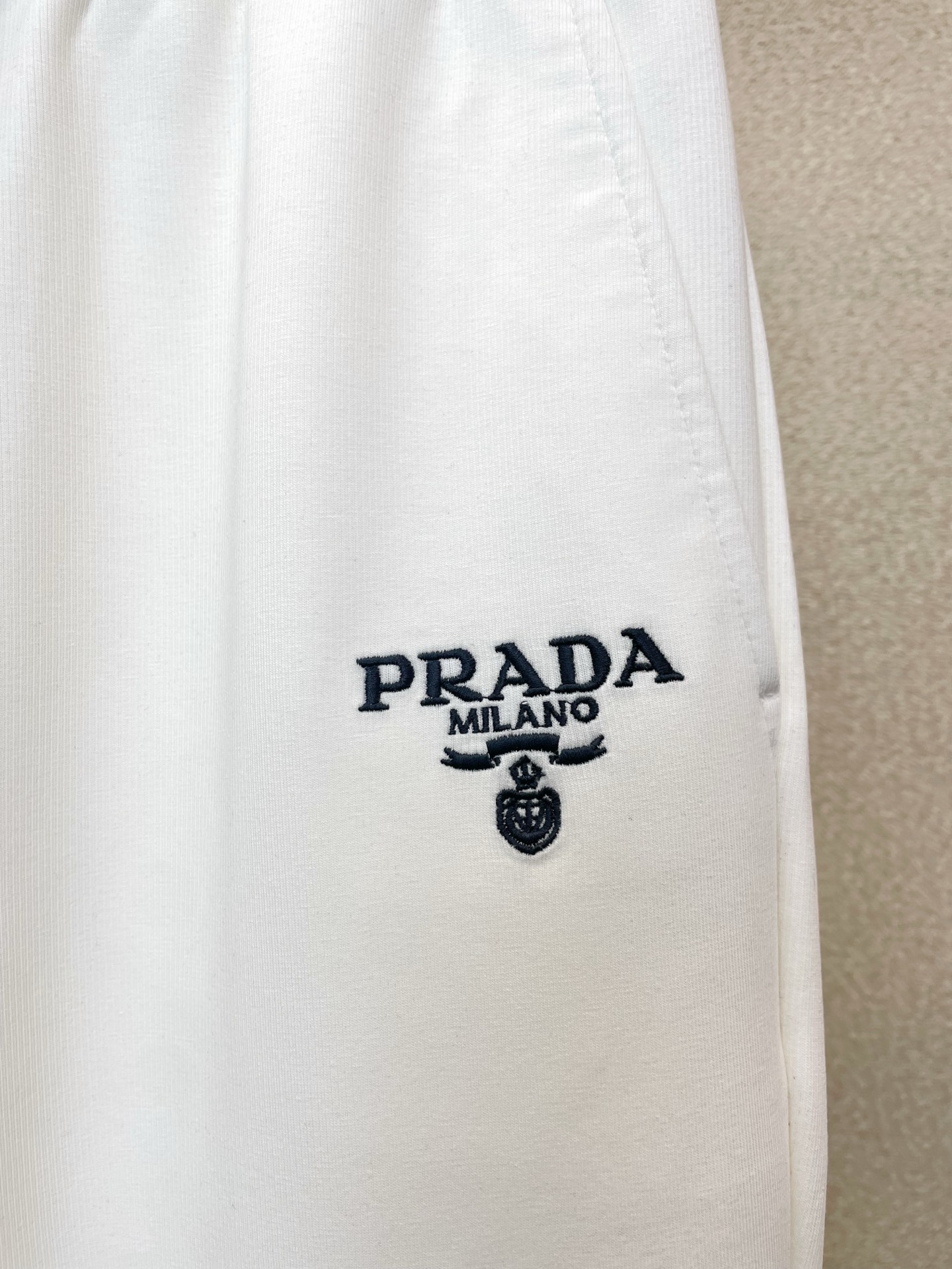 Prada普拉达💥独家专供新款休闲裤 高端版本！专柜定制面料 透气舒适度高，细节无可挑剔。品牌元素设计理念，体现高品质。