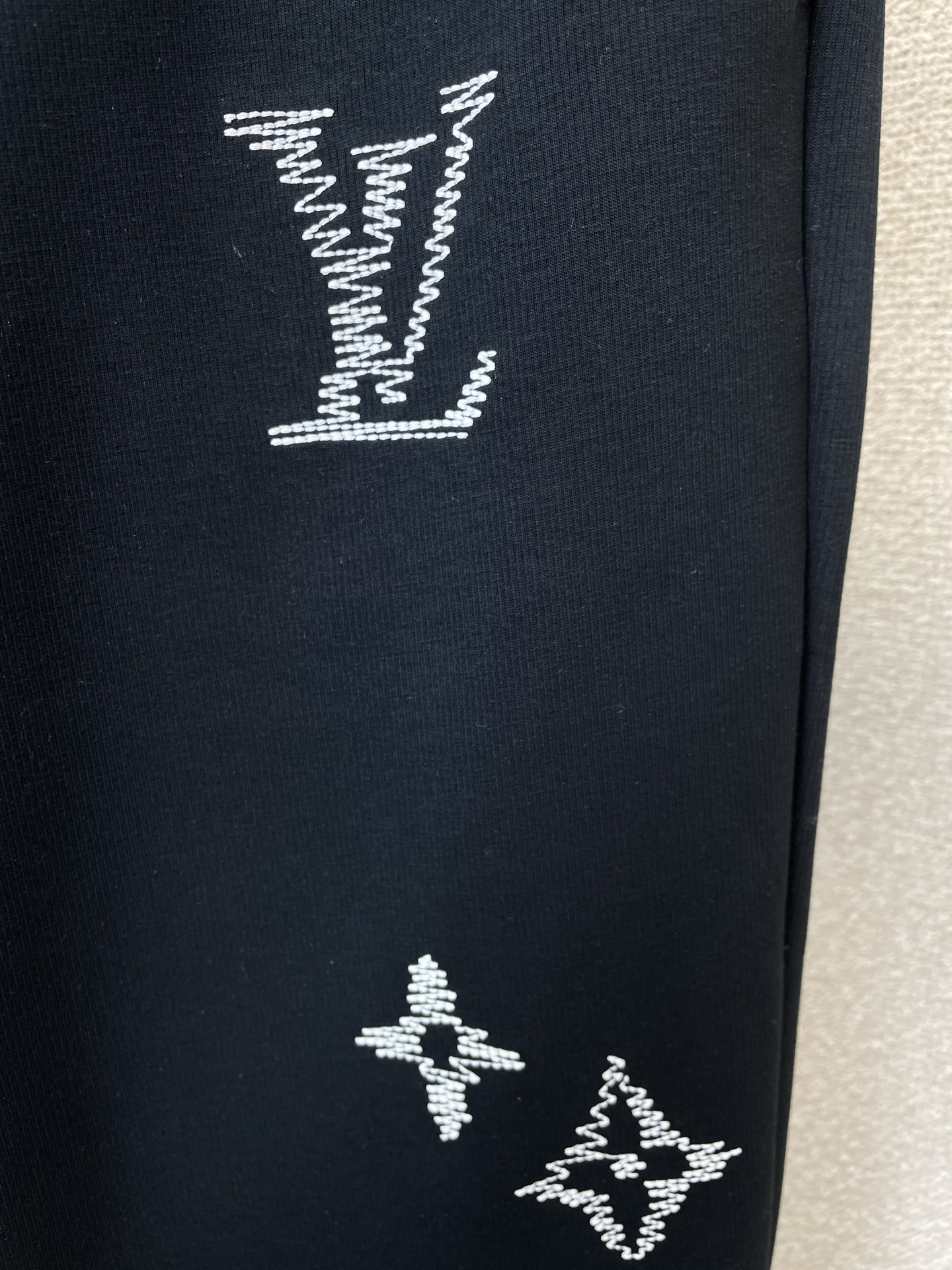 Louis Vuitton路易威登💥独家专供新款休闲裤 高端版本！专柜定制面料 透气舒适度高，细节无可挑剔。品牌元素设计