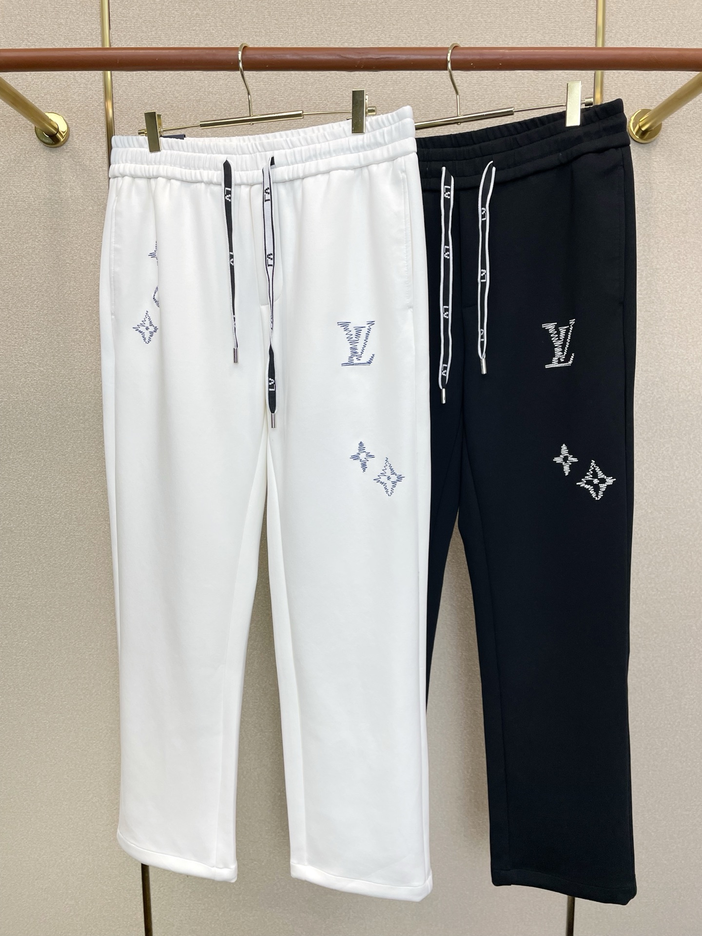 Louis Vuitton路易威登💥独家专供新款休闲裤 高端版本！专柜定制面料 透气舒适度高，细节无可挑剔。品牌元素设计