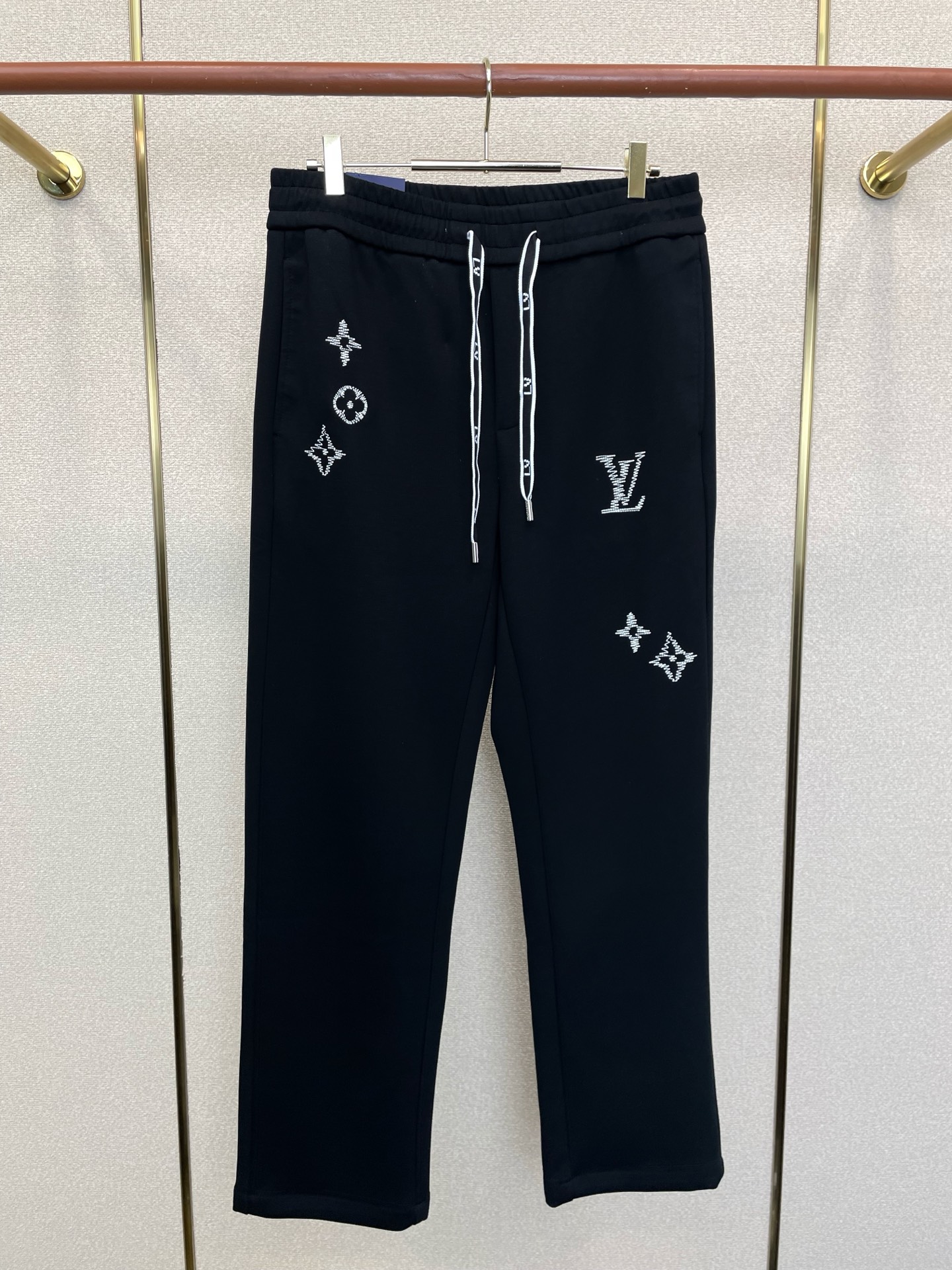 Louis Vuitton路易威登💥独家专供新款休闲裤 高端版本！专柜定制面料 透气舒适度高，细节无可挑剔。品牌元素设计