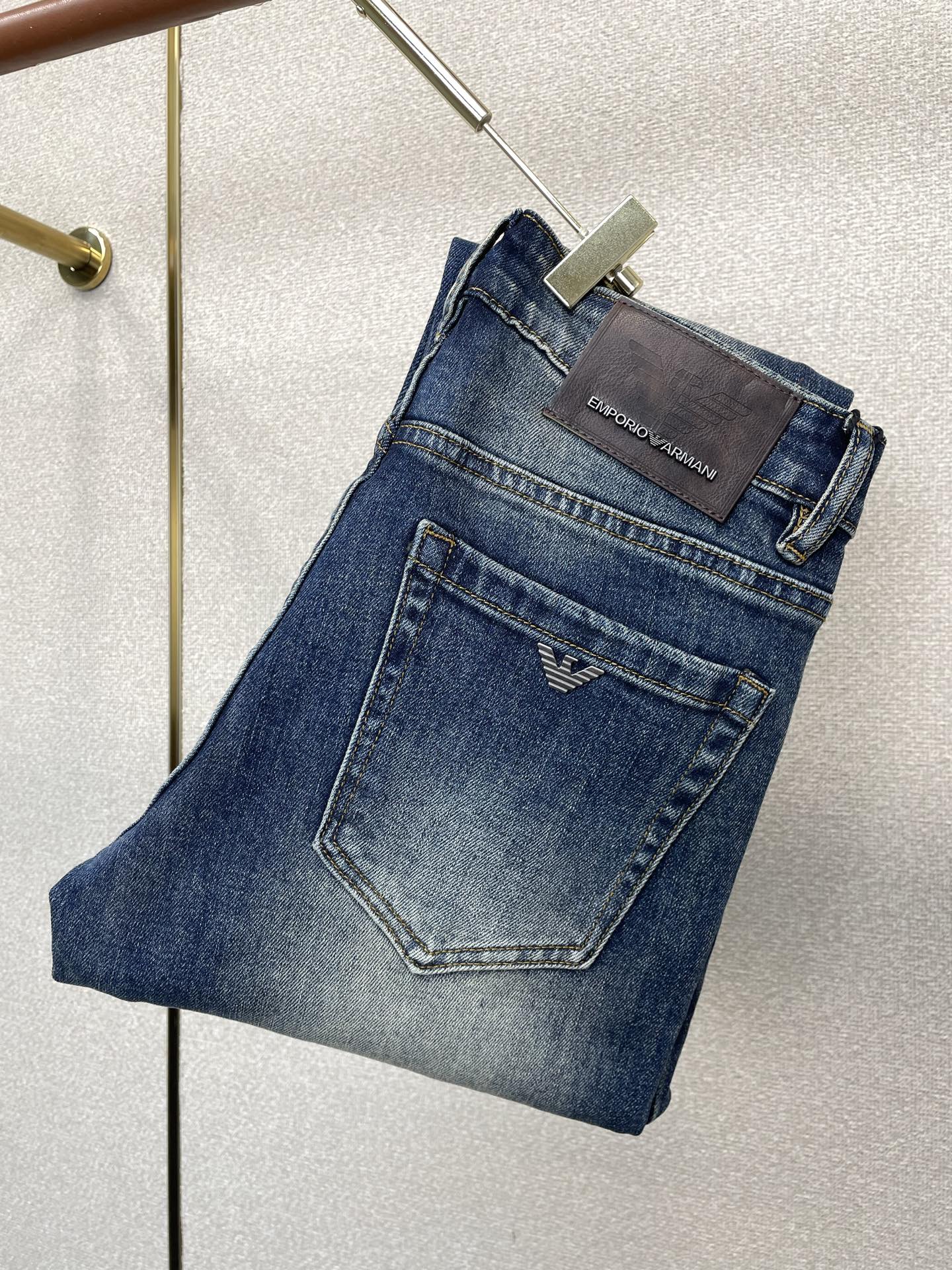 Armani阿玛尼💥砸锅卖铁都要上的新款新款休闲牛仔裤👖高端版本 专柜定制面料 透气舒适度高，细节无可挑剔，品牌元素设计