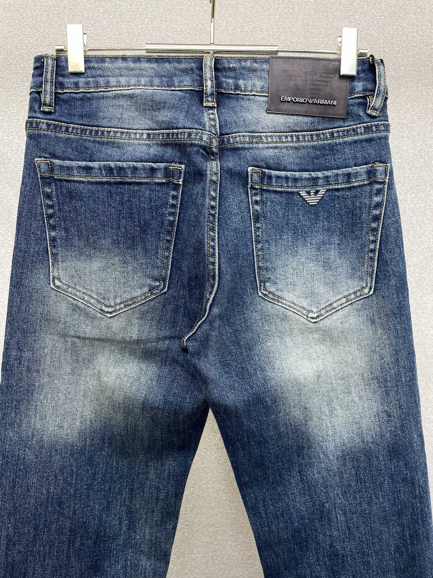 Armani阿玛尼💥砸锅卖铁都要上的新款新款休闲牛仔裤👖高端版本 专柜定制面料 透气舒适度高，细节无可挑剔，品牌元素设计