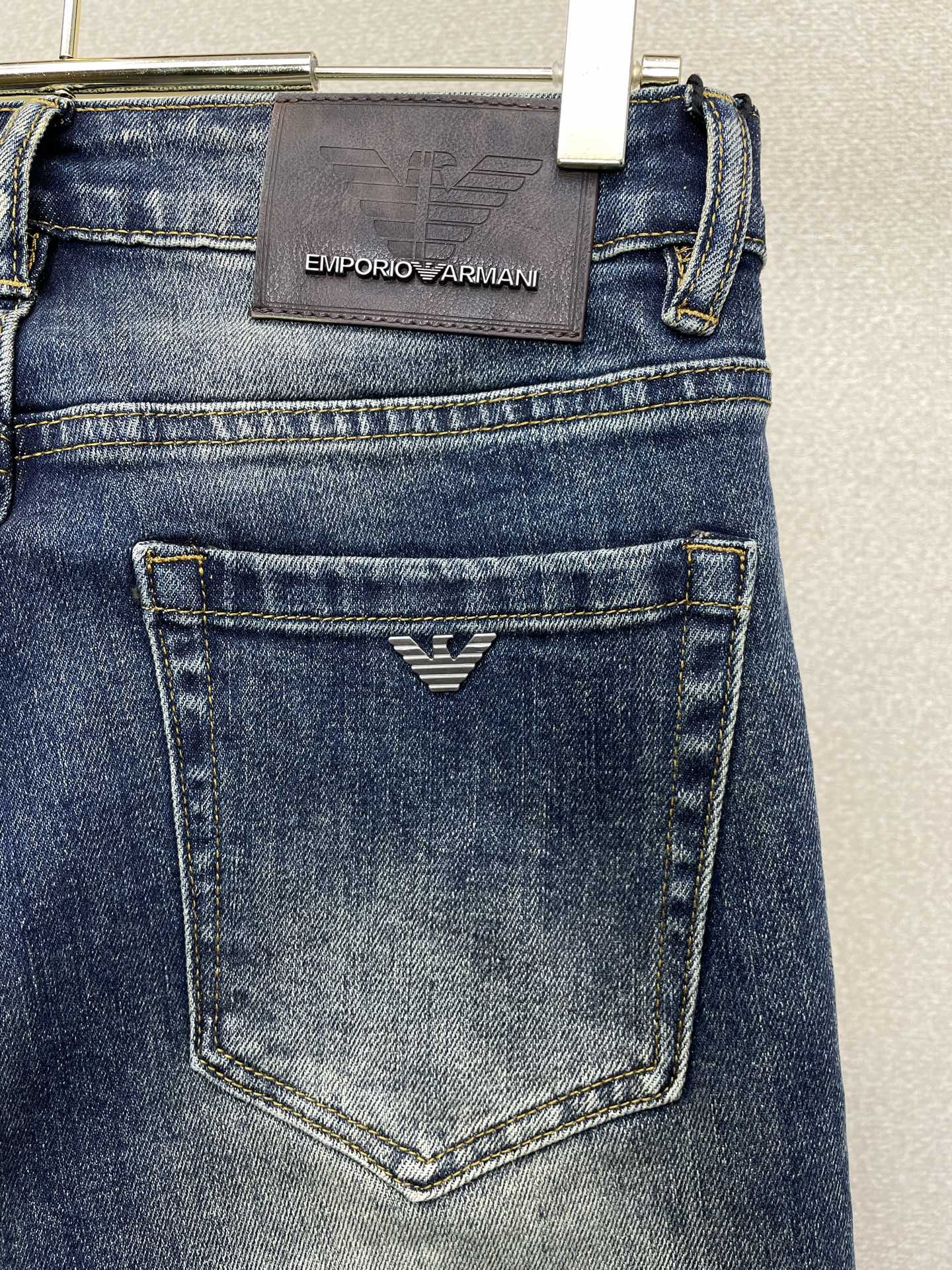 Armani阿玛尼💥砸锅卖铁都要上的新款新款休闲牛仔裤👖高端版本 专柜定制面料 透气舒适度高，细节无可挑剔，品牌元素设计