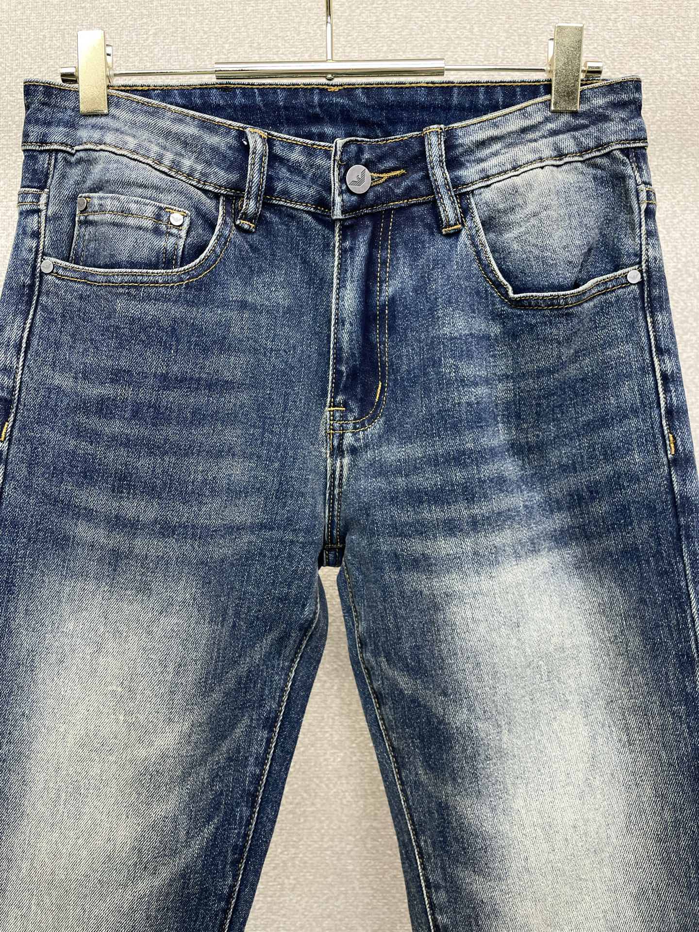 Armani阿玛尼💥砸锅卖铁都要上的新款新款休闲牛仔裤👖高端版本 专柜定制面料 透气舒适度高，细节无可挑剔，品牌元素设计