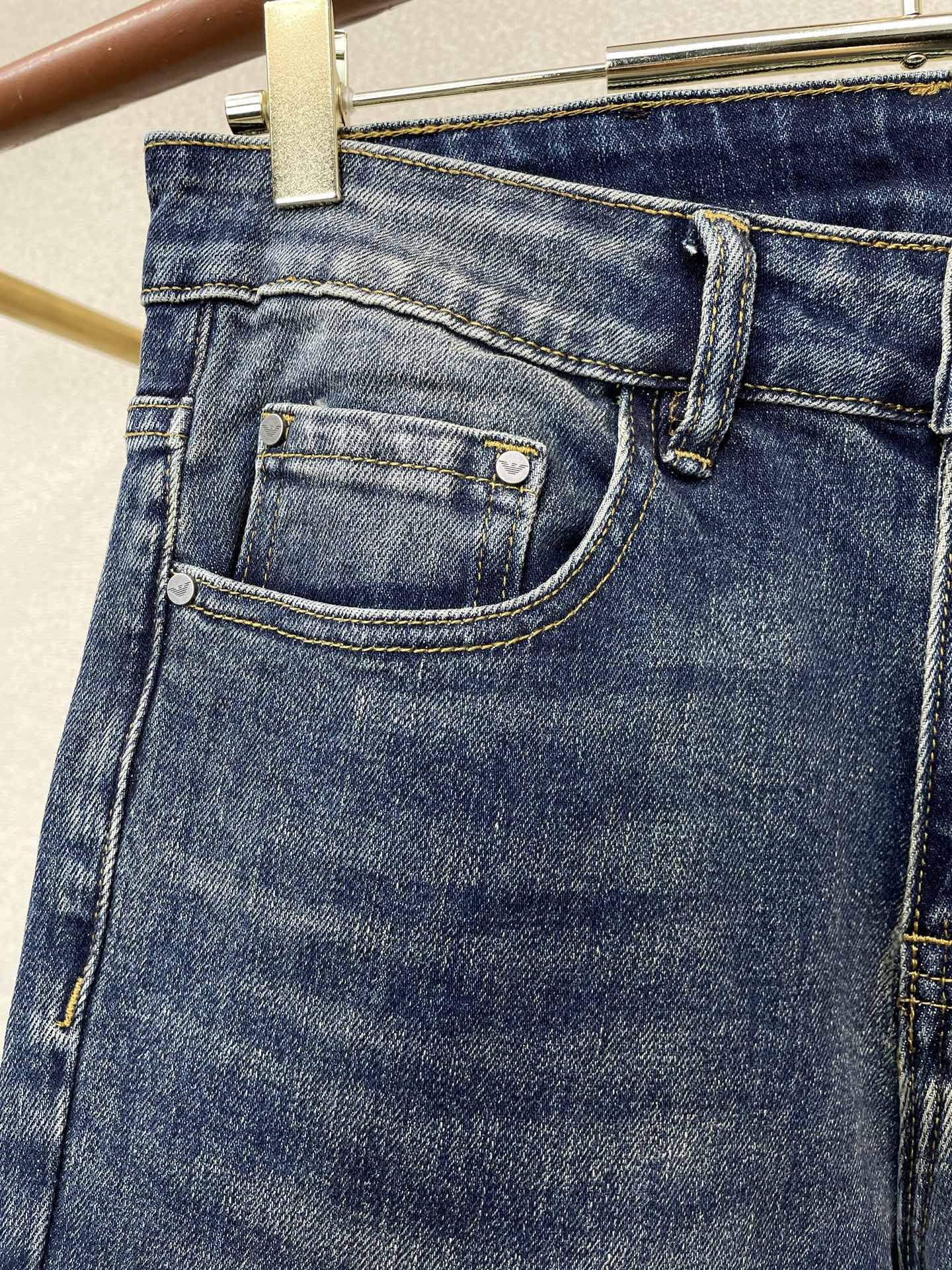 Armani阿玛尼💥砸锅卖铁都要上的新款新款休闲牛仔裤👖高端版本 专柜定制面料 透气舒适度高，细节无可挑剔，品牌元素设计