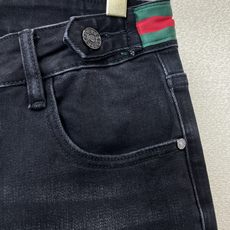 Gucci古驰💥砸锅卖铁都要上的新款新款休闲牛仔裤👖高端版本 专柜定制面料 透气舒适度高,细节无可挑剔,品牌元素设计理念 Gucci古驰💥砸锅卖铁都要上的新款新款休闲牛仔裤👖高端版本 专柜定制面料 透气舒适度高,细节无可挑剔,品牌元素设计理念