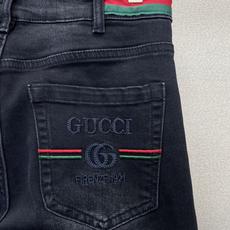 Gucci古驰💥砸锅卖铁都要上的新款新款休闲牛仔裤👖高端版本 专柜定制面料 透气舒适度高,细节无可挑剔,品牌元素设计理念 Gucci古驰💥砸锅卖铁都要上的新款新款休闲牛仔裤👖高端版本 专柜定制面料 透气舒适度高,细节无可挑剔,品牌元素设计理念
