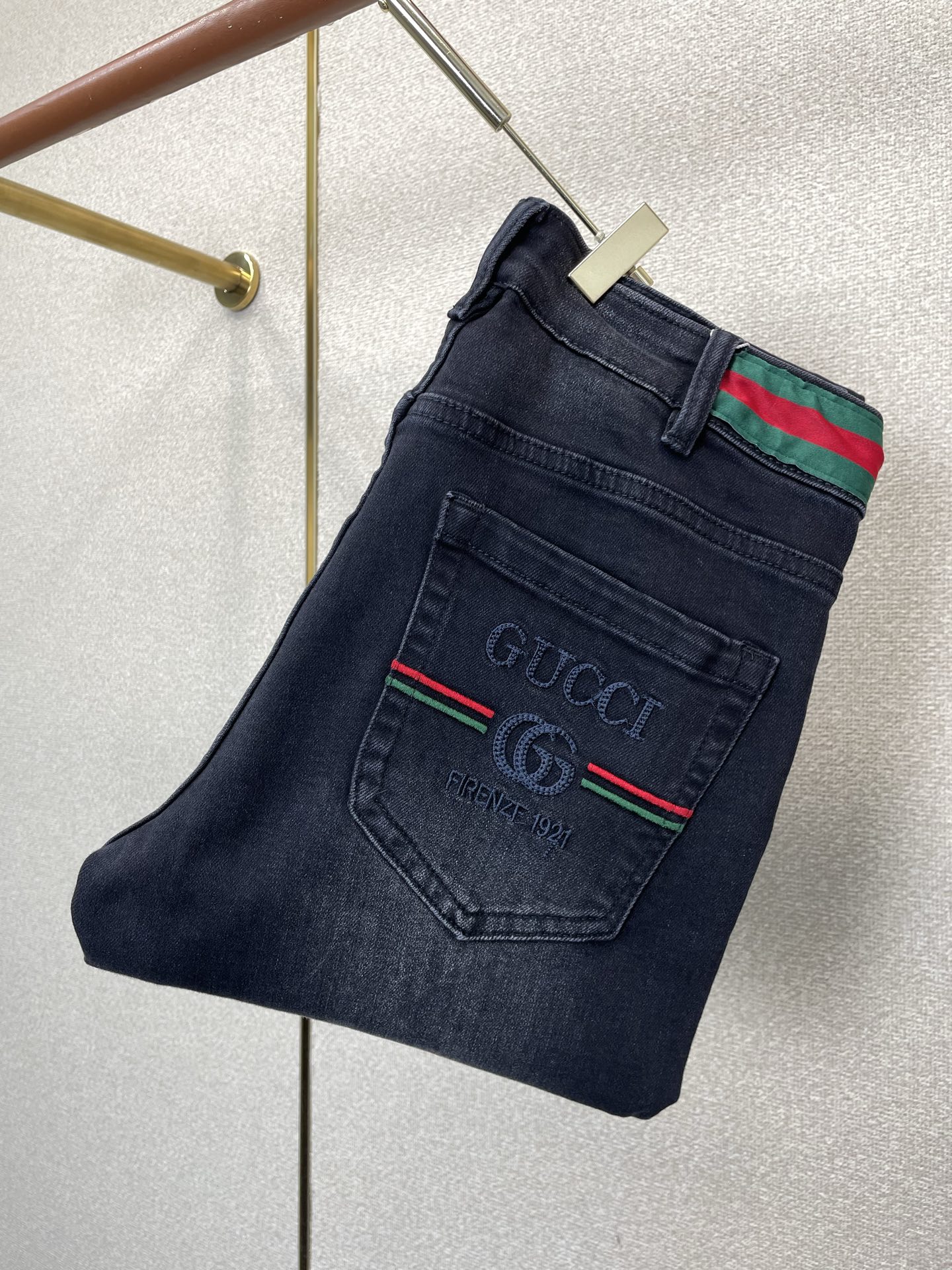 Gucci古驰💥砸锅卖铁都要上的新款新款休闲牛仔裤👖高端版本 专柜定制面料 透气舒适度高，细节无可挑剔，品牌元素设计理念