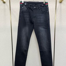 Gucci古驰💥砸锅卖铁都要上的新款新款休闲牛仔裤👖高端版本 专柜定制面料 透气舒适度高,细节无可挑剔,品牌元素设计理念 Gucci古驰💥砸锅卖铁都要上的新款新款休闲牛仔裤👖高端版本 专柜定制面料 透气舒适度高,细节无可挑剔,品牌元素设计理念