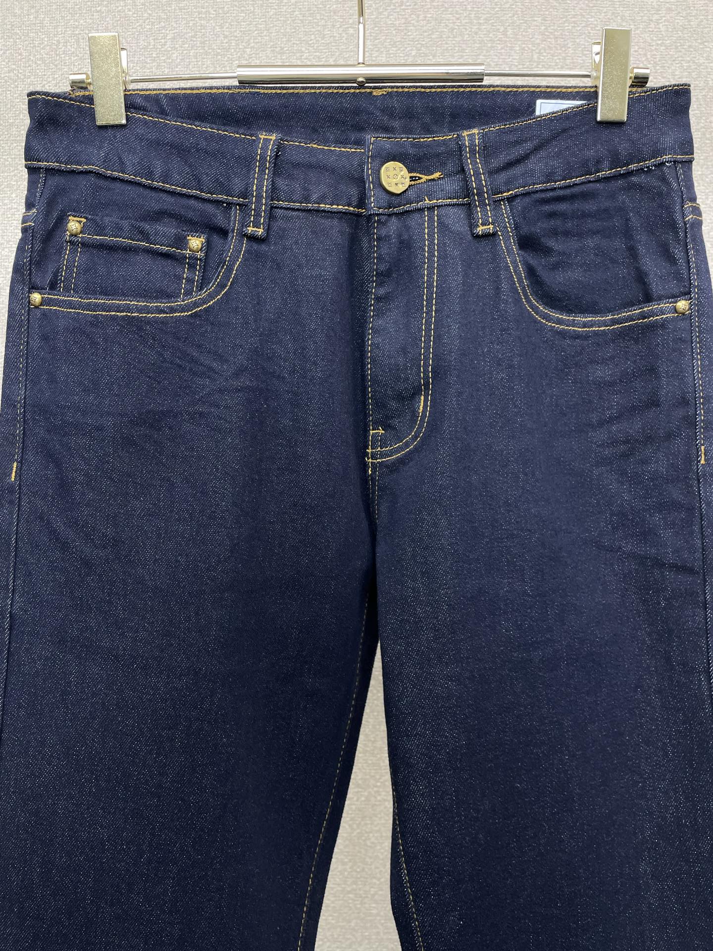 Louis Vuitton路易威登💥砸锅卖铁都要上的新款新款休闲牛仔裤👖高端版本 专柜定制面料 透气舒适度高，细节无可挑