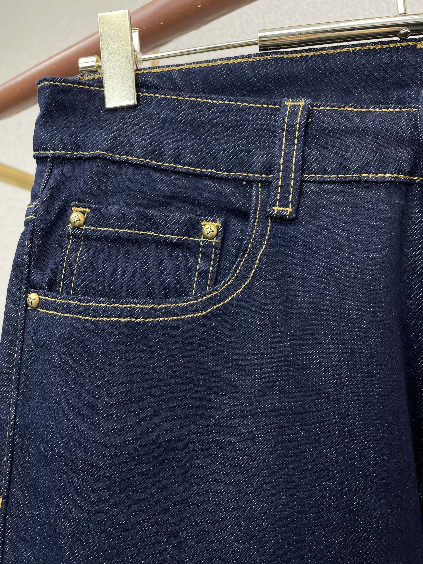 Louis Vuitton路易威登💥砸锅卖铁都要上的新款新款休闲牛仔裤👖高端版本 专柜定制面料 透气舒适度高，细节无可挑
