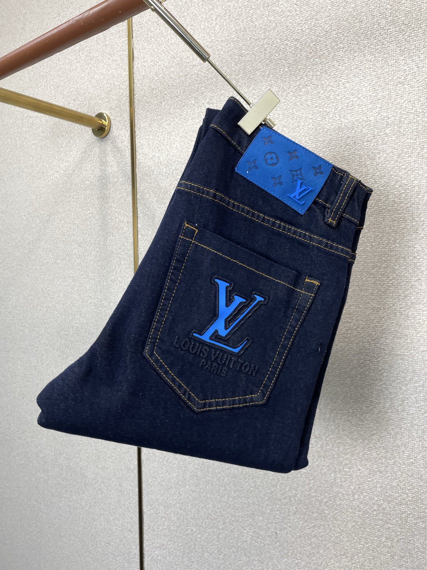 Louis Vuitton路易威登💥砸锅卖铁都要上的新款新款休闲牛仔裤👖高端版本 专柜定制面料 透气舒适度高，细节无可挑