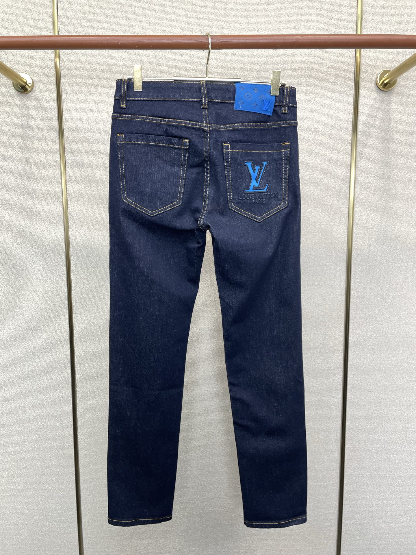 Louis Vuitton路易威登💥砸锅卖铁都要上的新款新款休闲牛仔裤👖高端版本 专柜定制面料 透气舒适度高，细节无可挑