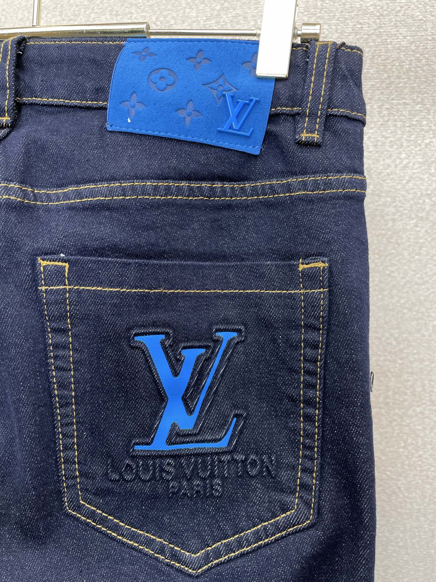 Louis Vuitton路易威登💥砸锅卖铁都要上的新款新款休闲牛仔裤👖高端版本 专柜定制面料 透气舒适度高，细节无可挑