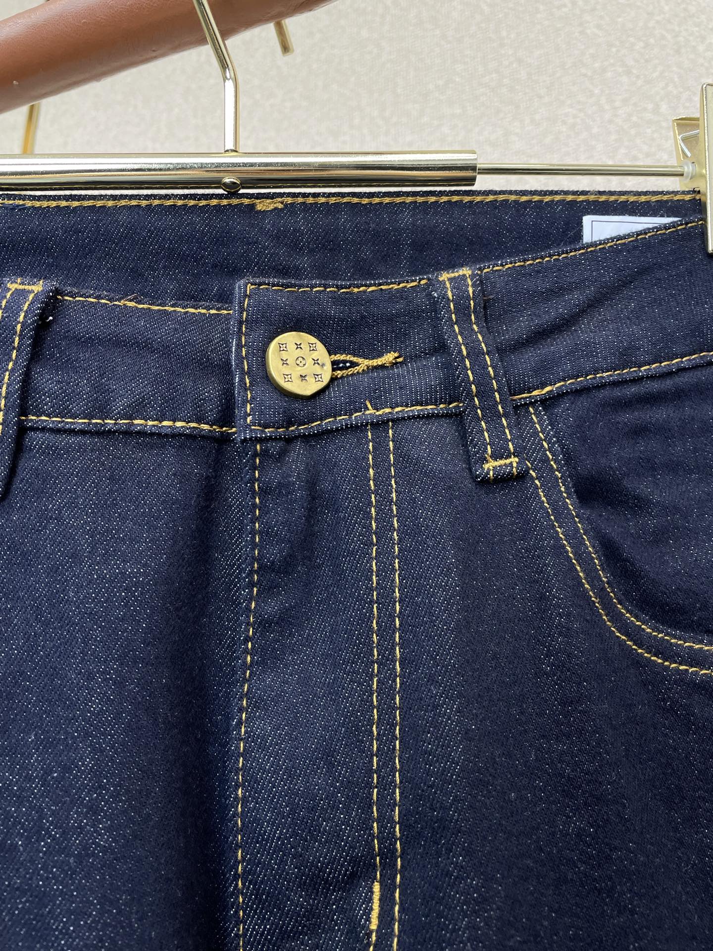 Louis Vuitton路易威登💥砸锅卖铁都要上的新款新款休闲牛仔裤👖高端版本 专柜定制面料 透气舒适度高，细节无可挑