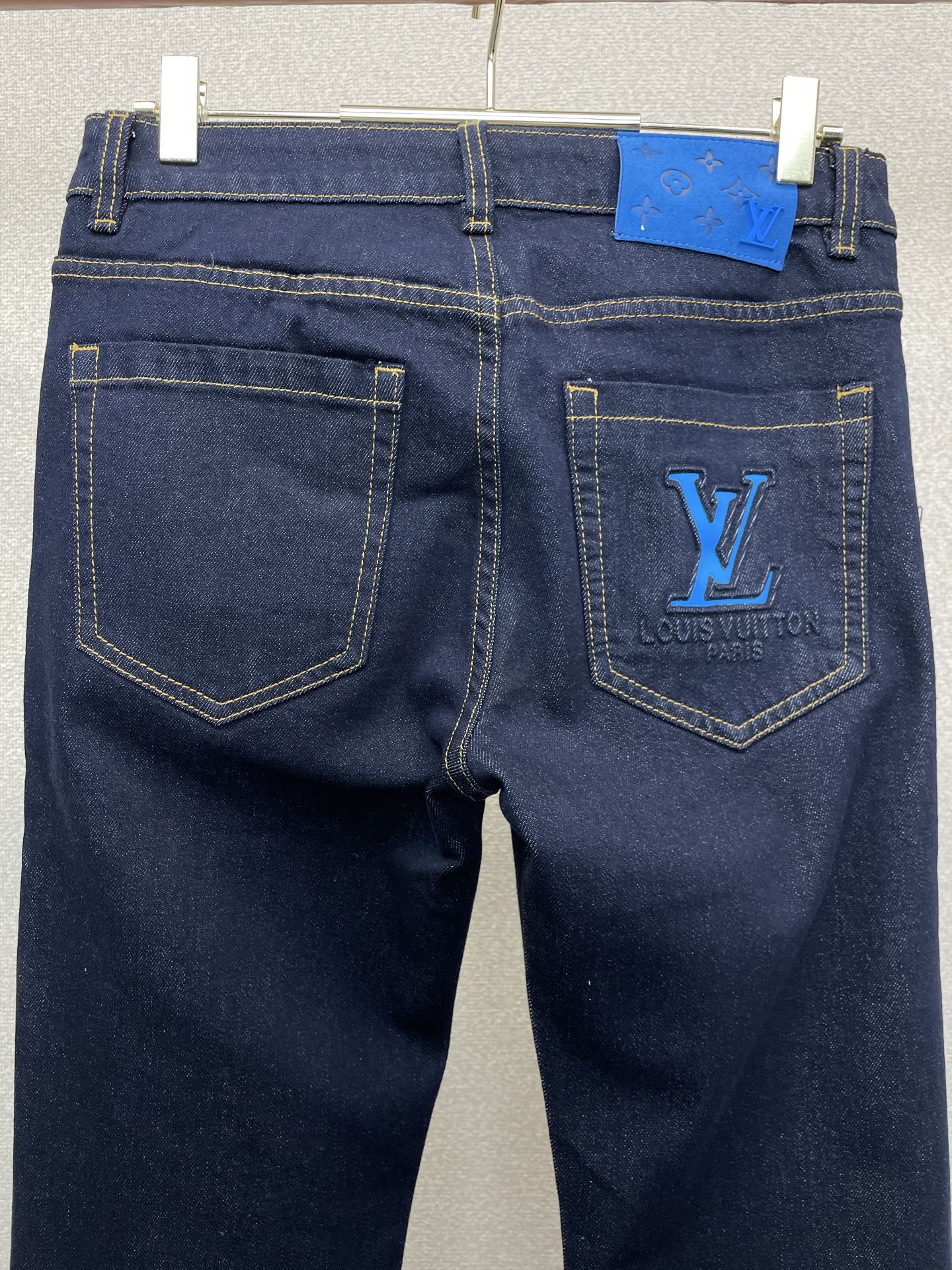 Louis Vuitton路易威登💥砸锅卖铁都要上的新款新款休闲牛仔裤👖高端版本 专柜定制面料 透气舒适度高，细节无可挑