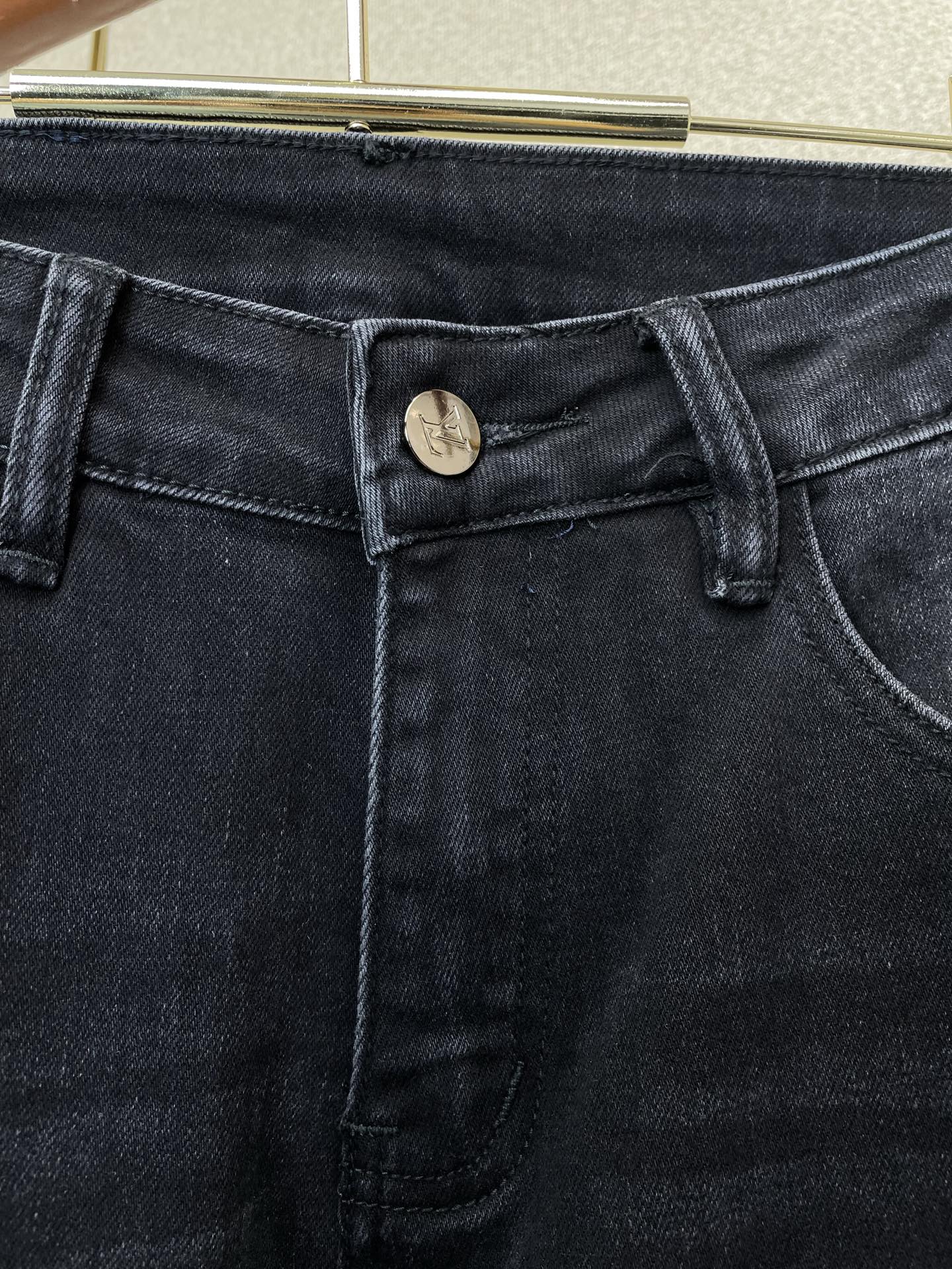 Louis Vuitton路易威登💥砸锅卖铁都要上的新款新款休闲牛仔裤👖高端版本 专柜定制面料 透气舒适度高，细节无可挑