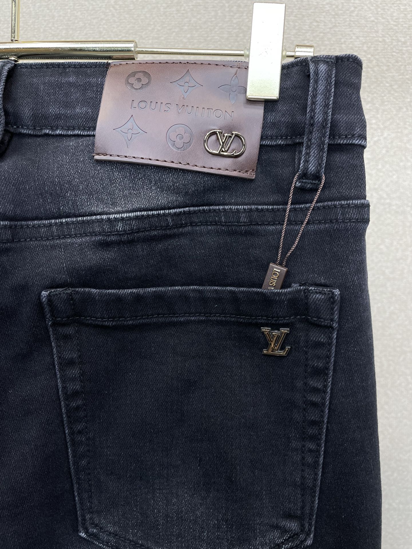 Louis Vuitton路易威登💥砸锅卖铁都要上的新款新款休闲牛仔裤👖高端版本 专柜定制面料 透气舒适度高，细节无可挑