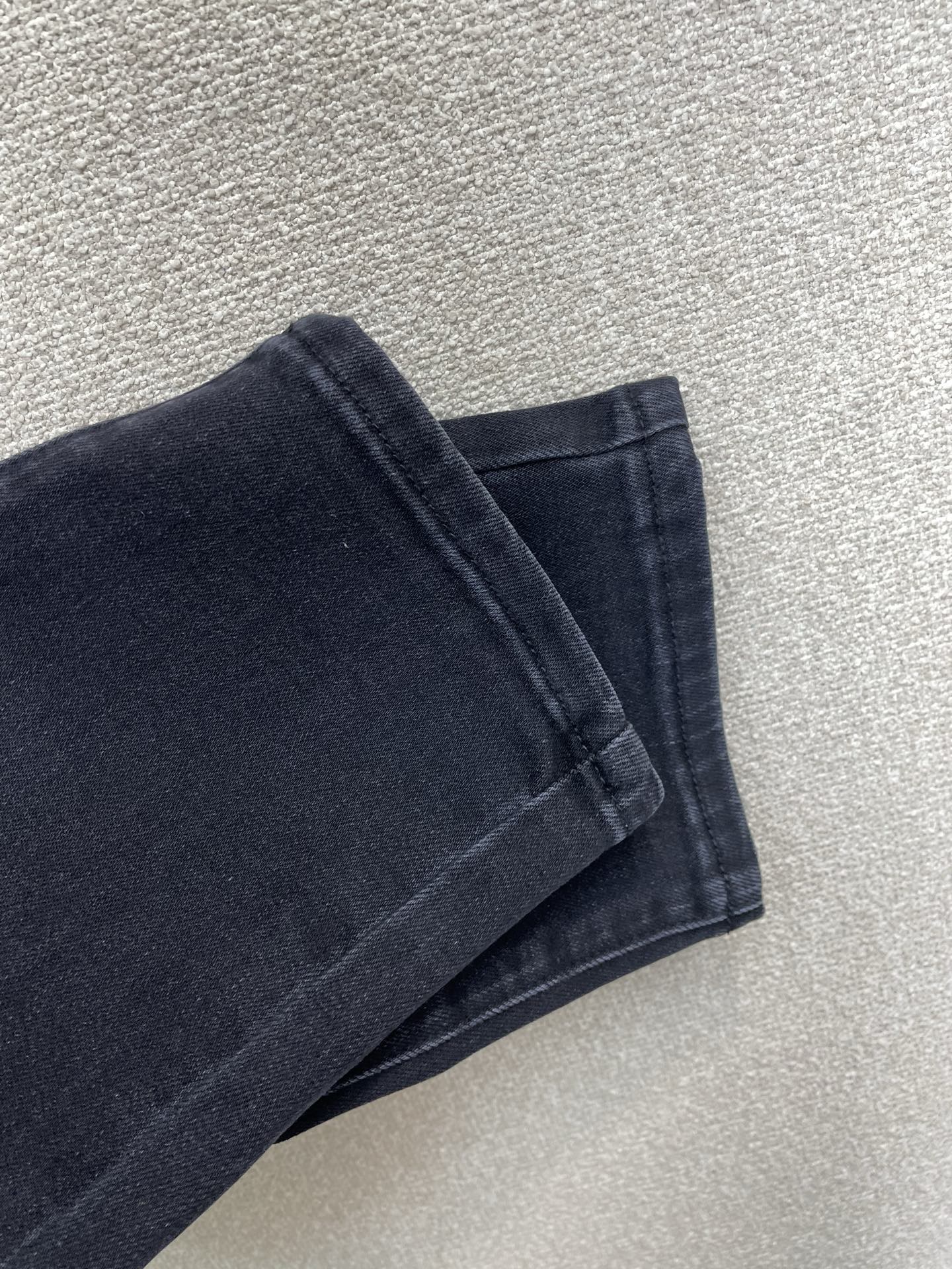 Louis Vuitton路易威登💥砸锅卖铁都要上的新款新款休闲牛仔裤👖高端版本 专柜定制面料 透气舒适度高，细节无可挑