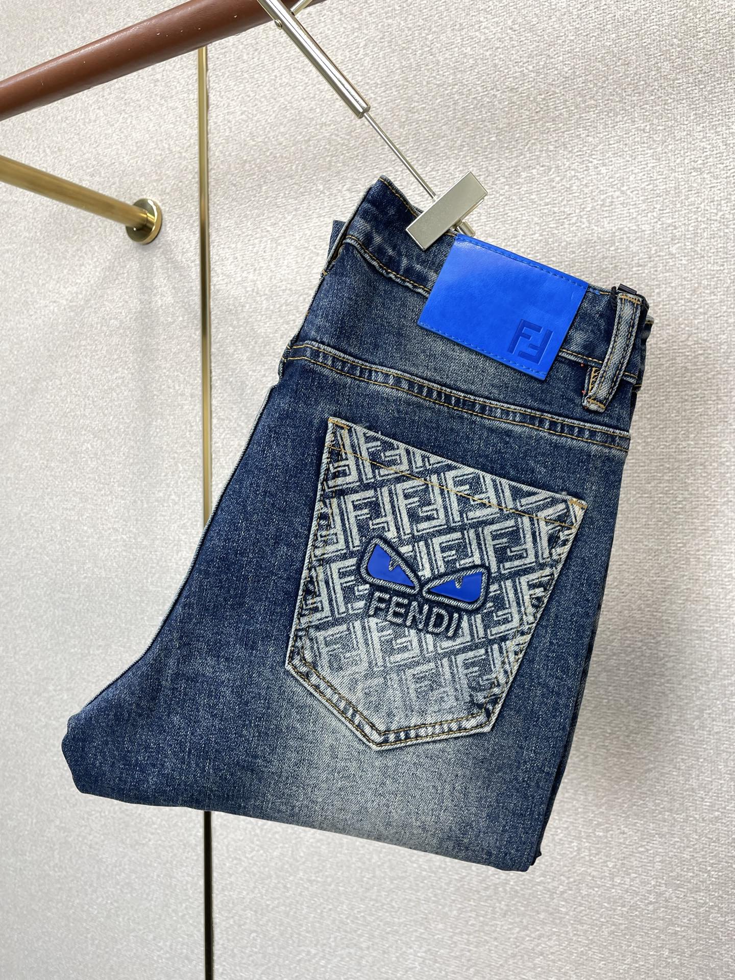 FENDI芬迪💥砸锅卖铁都要上的新款新款休闲牛仔裤👖高端版本 专柜定制面料 透气舒适度高，细节无可挑剔，品牌元素设计理念