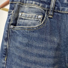 Prada普拉达💥砸锅卖铁都要上的新款新款休闲牛仔裤👖高端版本 专柜定制面料 透气舒适度高,细节无可挑剔,品牌元素设计理 Prada普拉达💥砸锅卖铁都要上的新款新款休闲牛仔裤👖高端版本 专柜定制面料 透气舒适度高,细节无可挑剔,品牌元素设计理