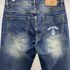 Prada普拉达💥砸锅卖铁都要上的新款新款休闲牛仔裤👖高端版本 专柜定制面料 透气舒适度高,细节无可挑剔,品牌元素设计理 Prada普拉达💥砸锅卖铁都要上的新款新款休闲牛仔裤👖高端版本 专柜定制面料 透气舒适度高,细节无可挑剔,品牌元素设计理